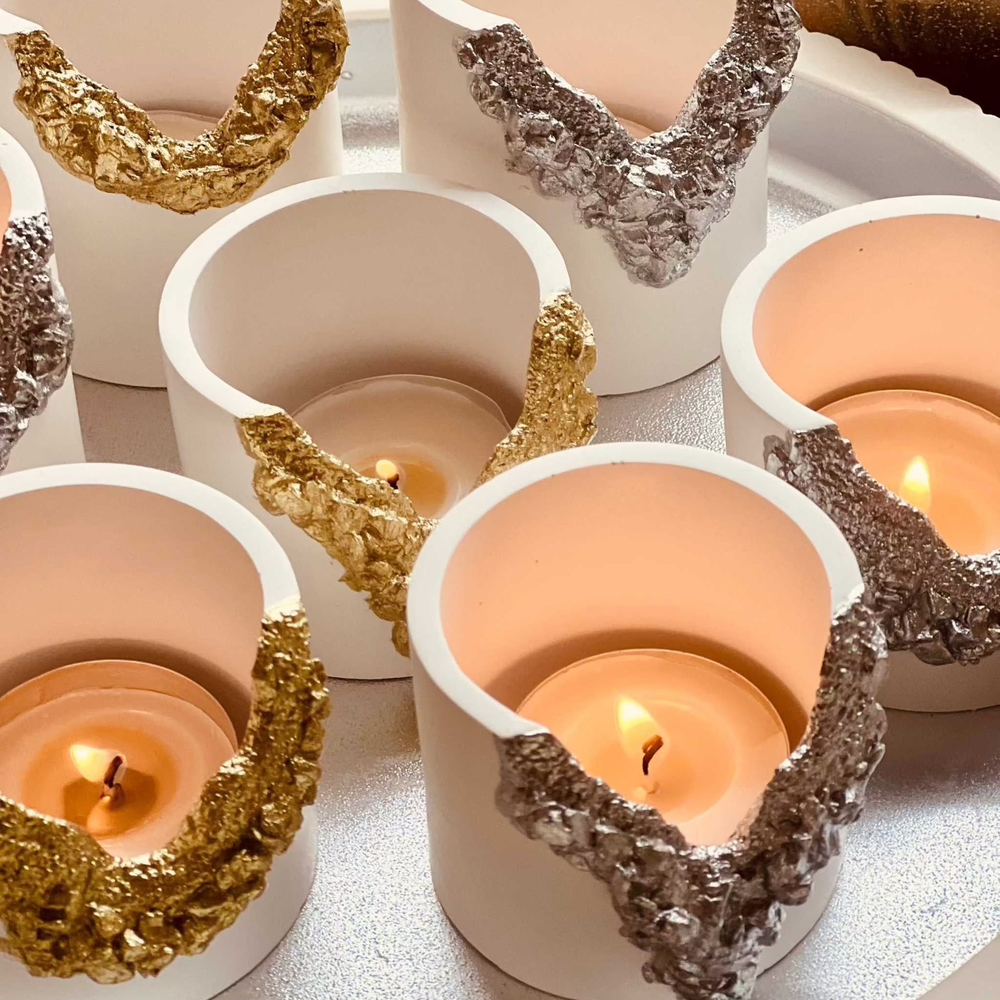 Handcrafted ceramic tealight holders with gold and silver accents, "The Broken One" set.Giesskeramik Weisse Deko Teelichthalter Set The Broken One