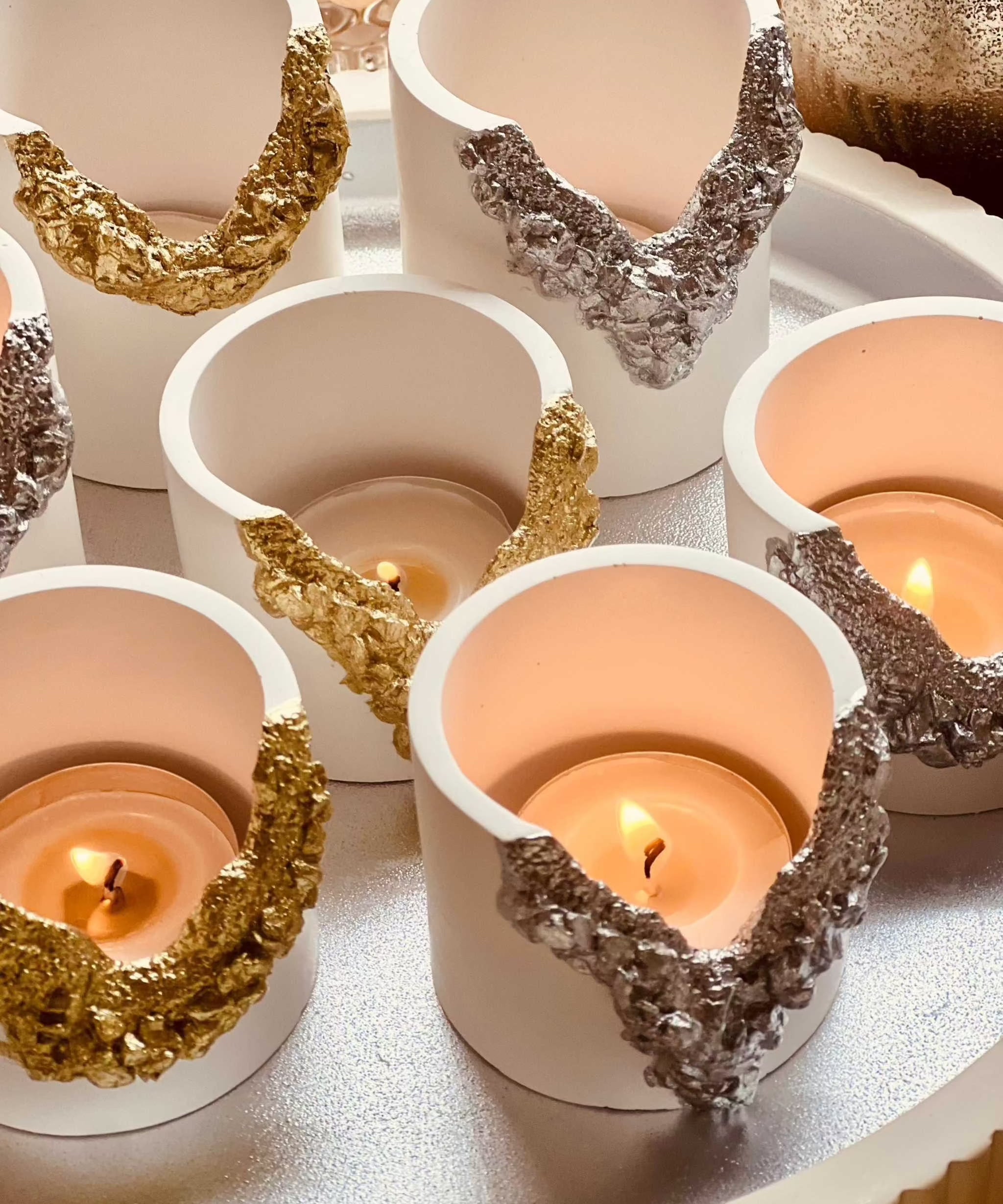 Handcrafted ceramic tealight holders with gold and silver accents, "The Broken One" set.Giesskeramik Weisse Deko Teelichthalter Set The Broken One