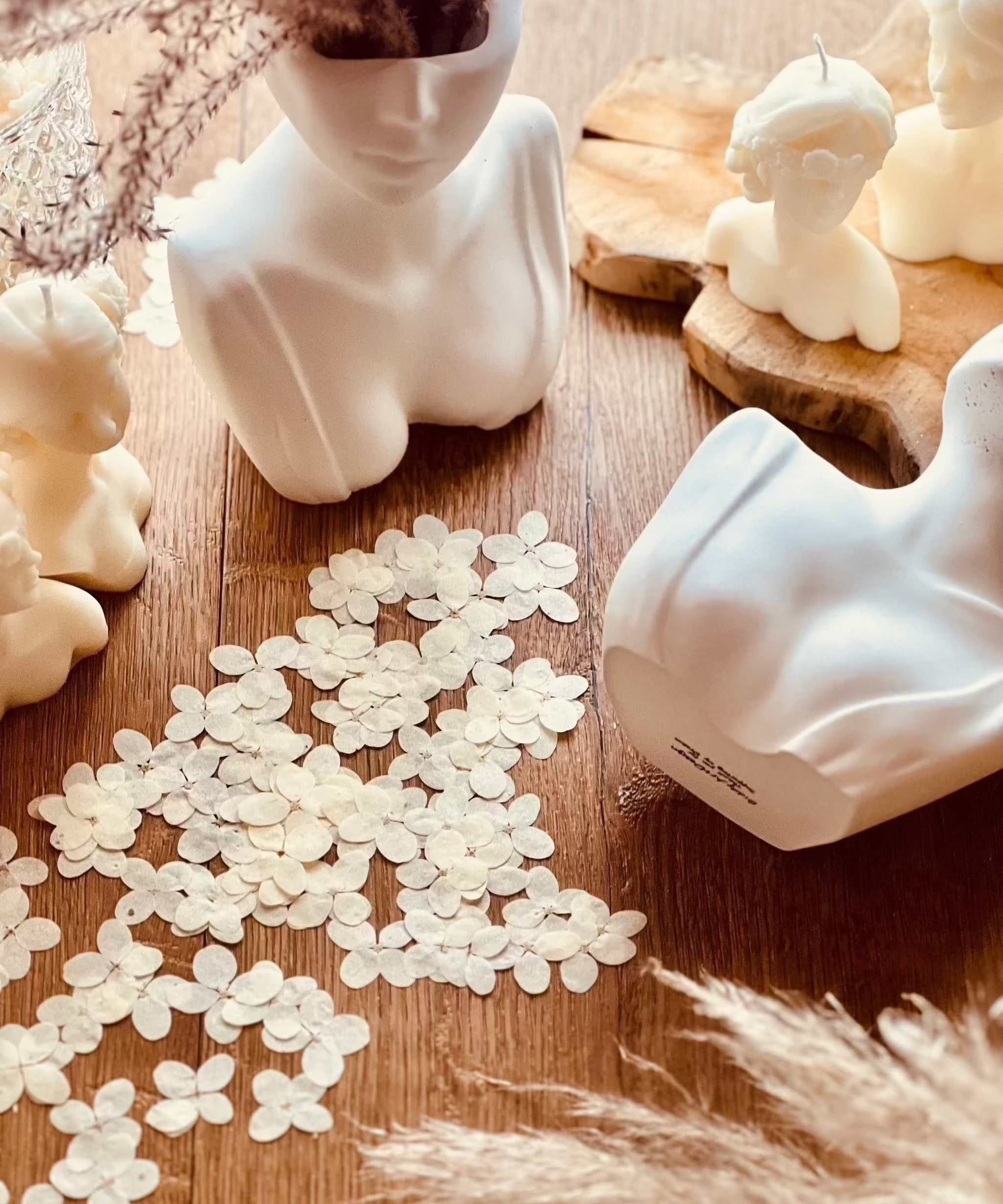 Handcrafted "Beautiful Lady" vase in modern bust design, made from eco-friendly Gießkeramik, ideal as table decoration or gift.Giesskeramik Weisse Deko Vase Beautyful Lady Bueste modern