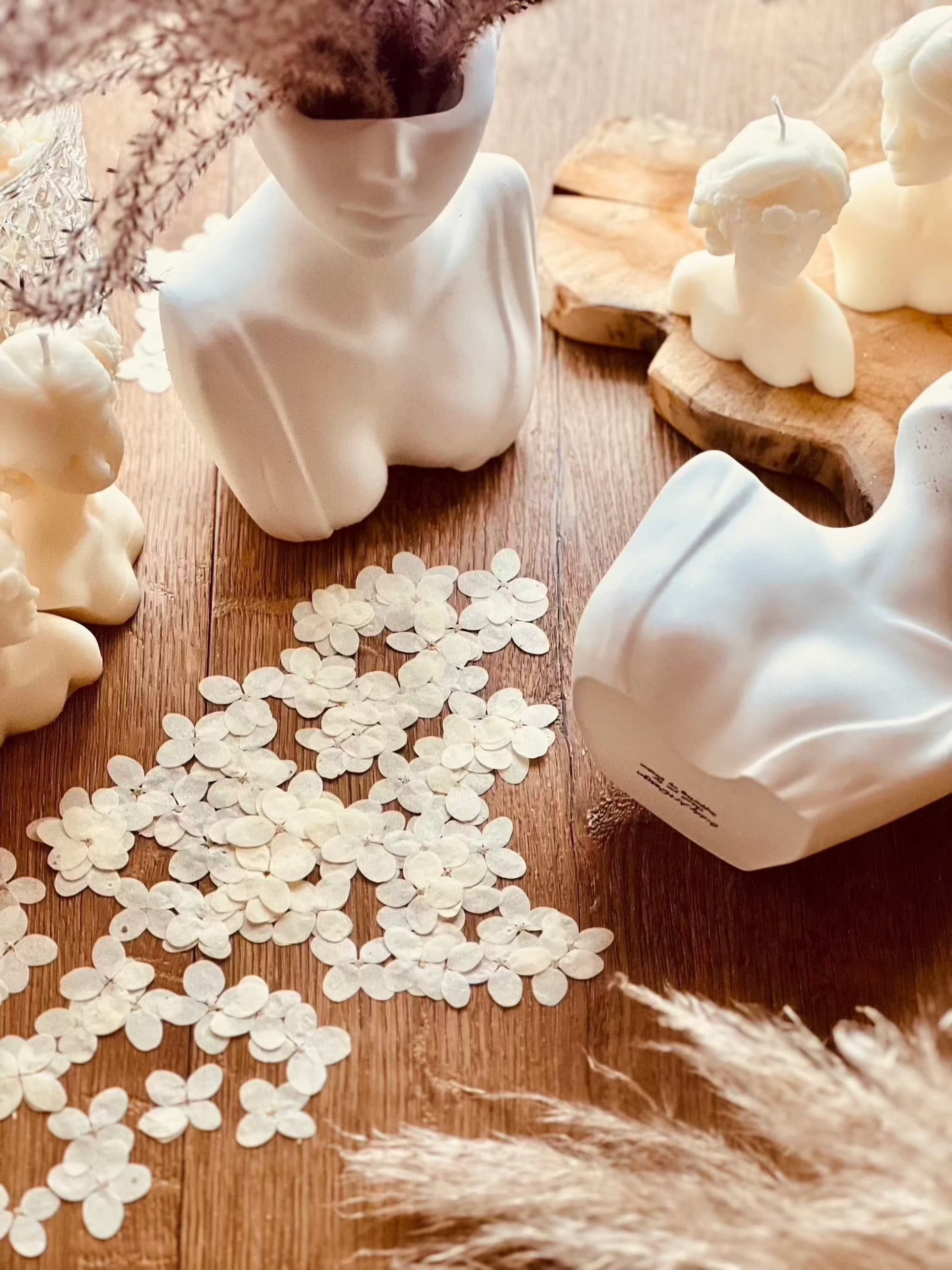 Handcrafted "Beautiful Lady" vase in modern bust design, made from eco-friendly Gießkeramik, ideal as table decoration or gift.Giesskeramik Weisse Deko Vase Beautyful Lady Bueste modern