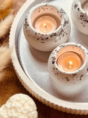 Handcrafted ceramic tealight holders and tray set with glittery details.Glänzendes Giesskeramik Set Weisse Deko mit Haltern und Tablett