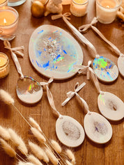 6 Ostereier aus Resin mit schimmerndem Silberfinish und holographischem Effekt – perfekte Oster Deko für moderne Wohnräume.