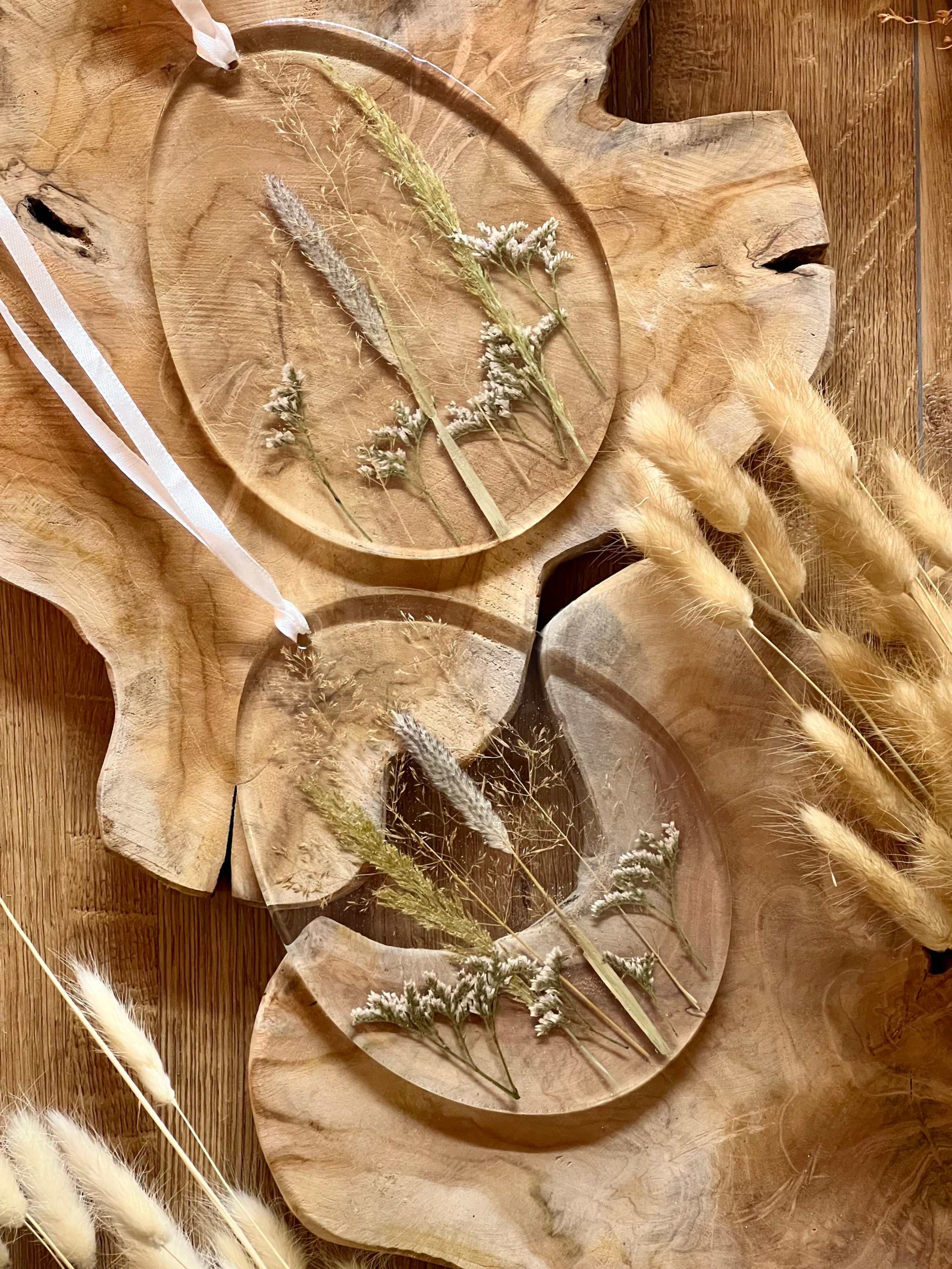 Ostereier mit echten Trockenpflanzen in transparentem Resin – zeitlose Oster Deko für eine moderne Wohnraumgestaltung.

Handgemachte große Ostereier aus Resin mit echten Blättern – eine langlebige Oster Deko für den Osterstrauch oder als Fensterdeko.