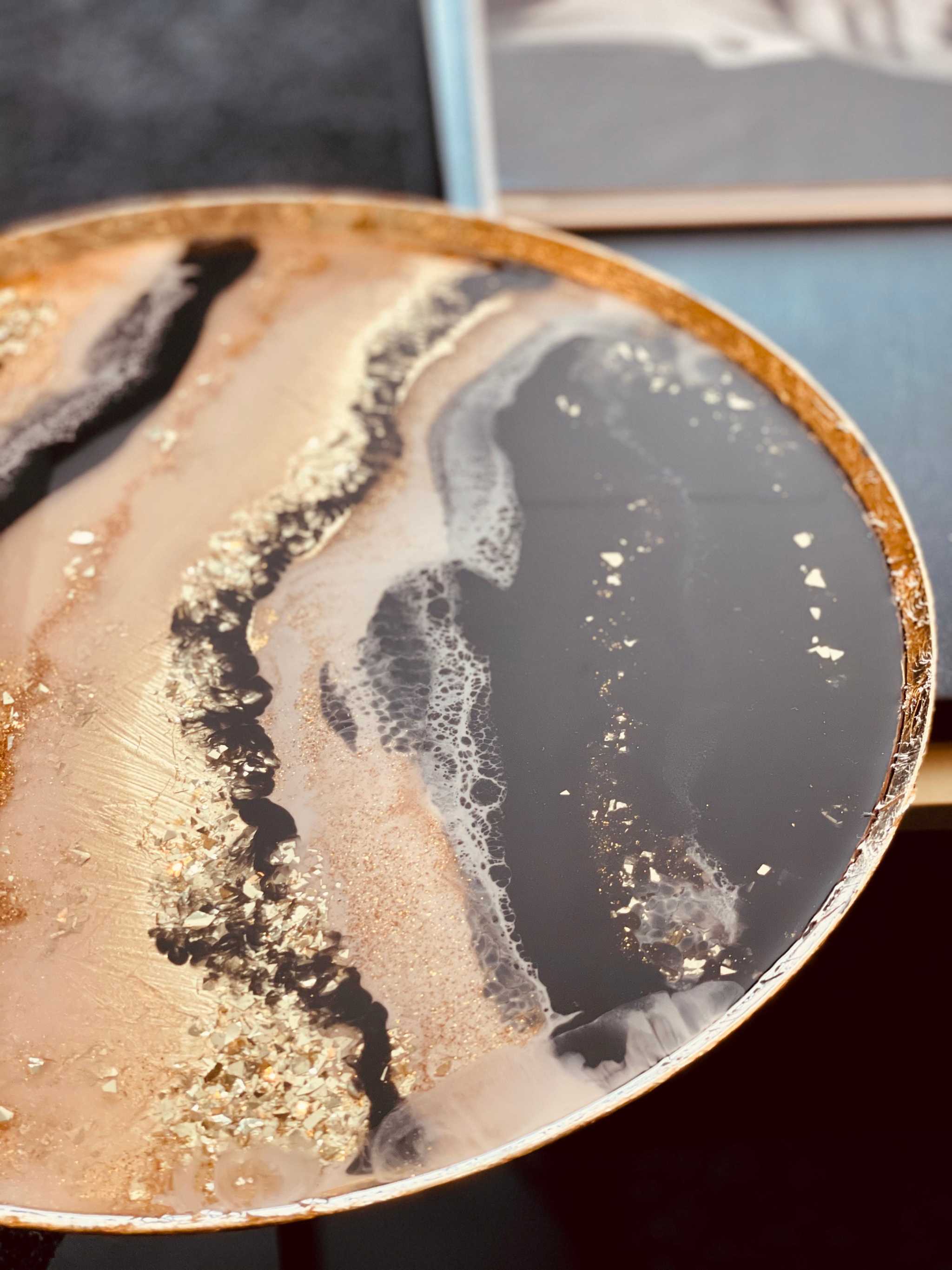 Handgefertigtes Couchtisch-Set aus Epoxidharz mit Blattgold und Perlmuttoptik – ideal für stilvolle Wohnräume und luxuriöse Einrichtungen
