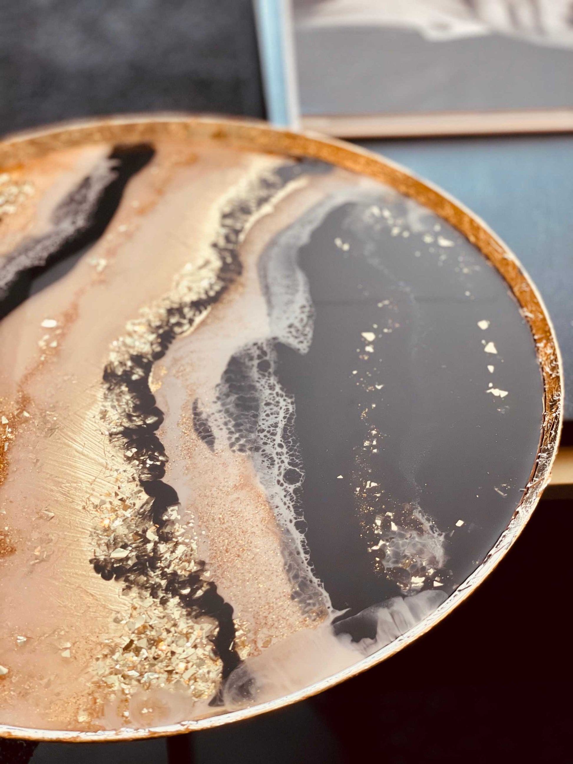 Handgefertigtes Couchtisch-Set aus Epoxidharz mit Blattgold und Perlmuttoptik – ideal für stilvolle Wohnräume und luxuriöse Einrichtungen
