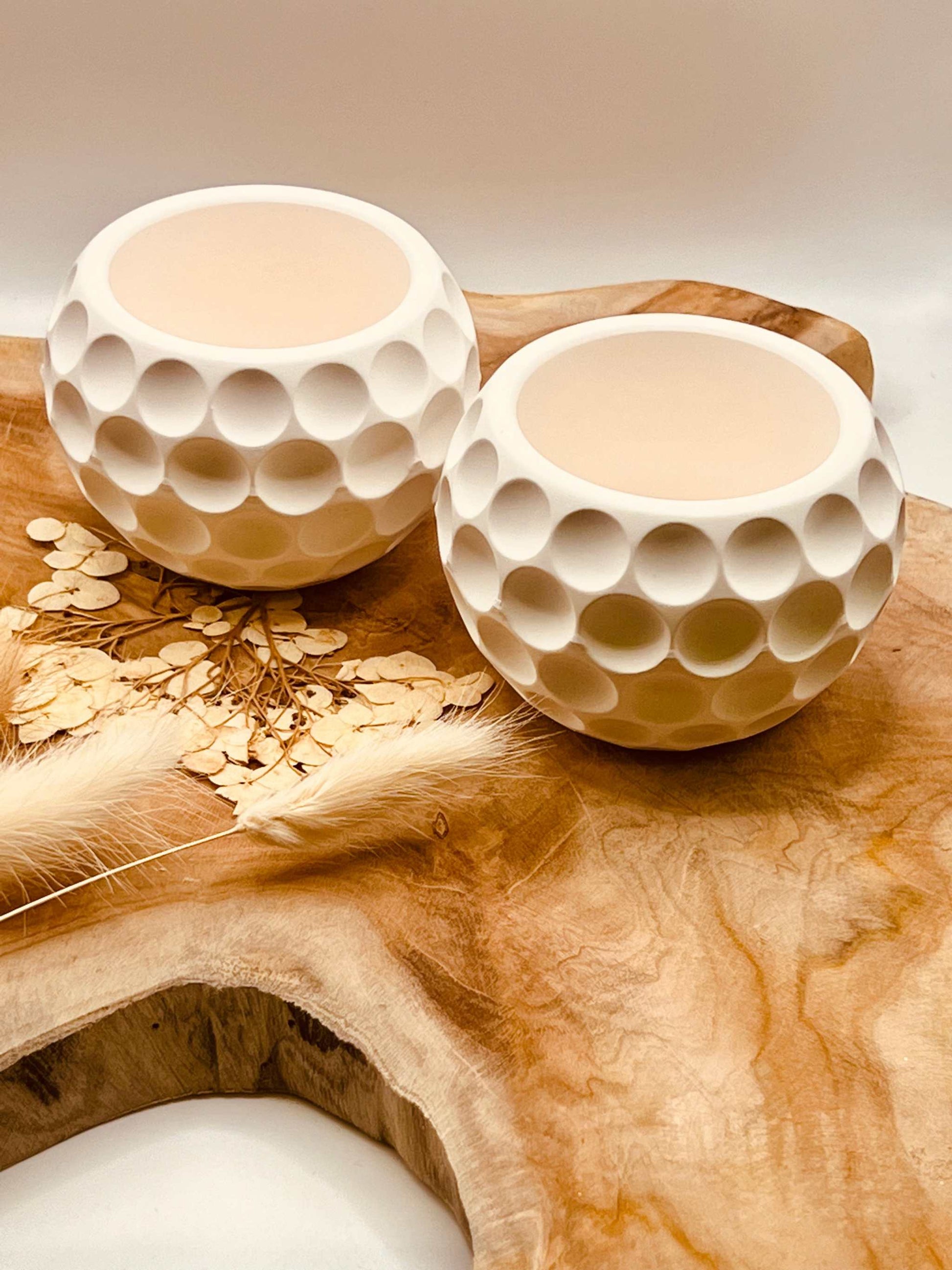 Stilvoller Teelichthalter aus Gießkeramik, ideal für romantische oder festliche Dekorationen.Handgemachte Teelichthalter Weisse Deko Giesskeramik Look