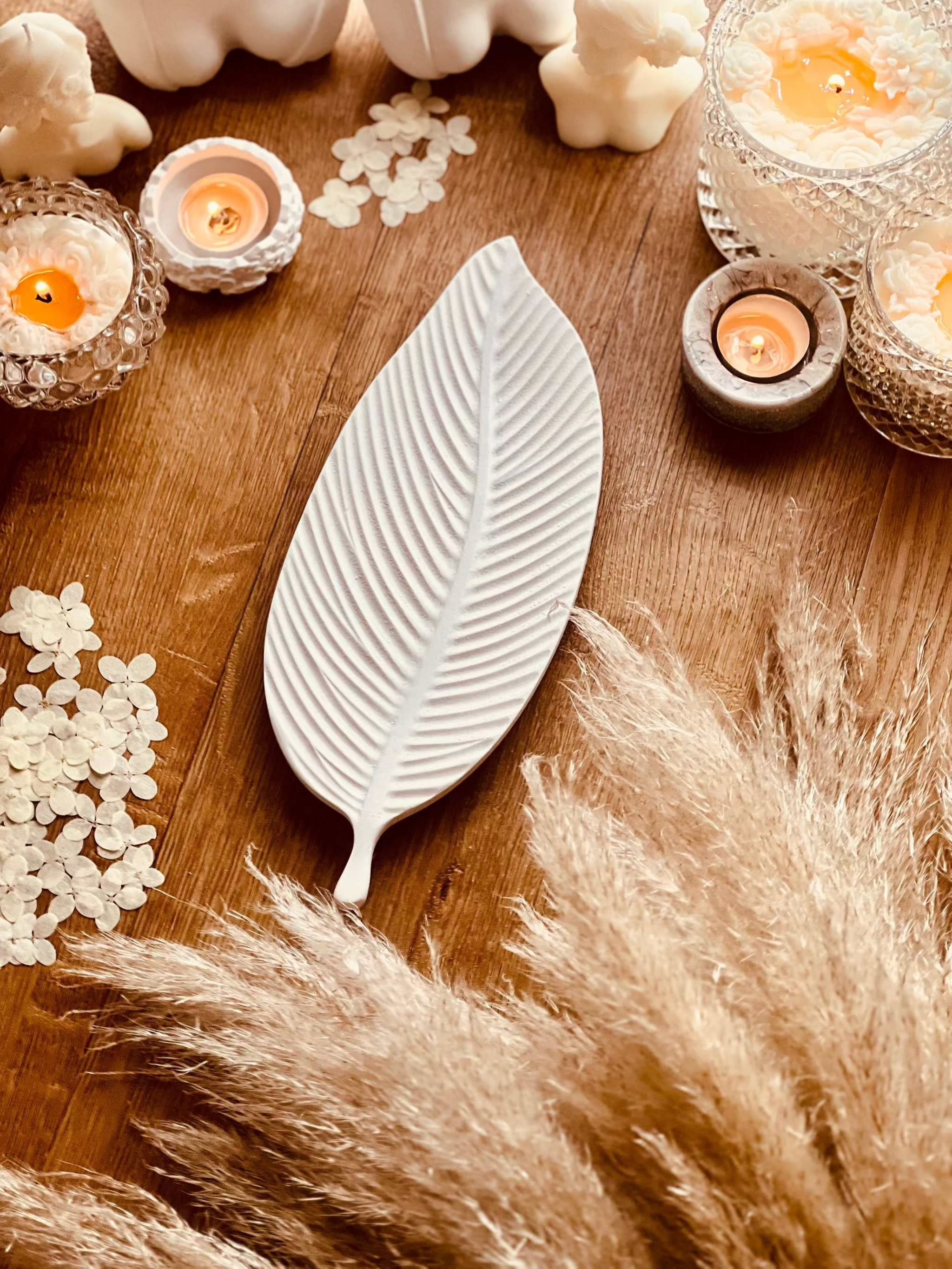Weiße Dekoschale in Blattform aus Gießkeramik, ideal als Akzent in jedem Raum oder als Geschenk.Handgemachte Weisse Deko Giesskeramik Ablage The Leaf Stil