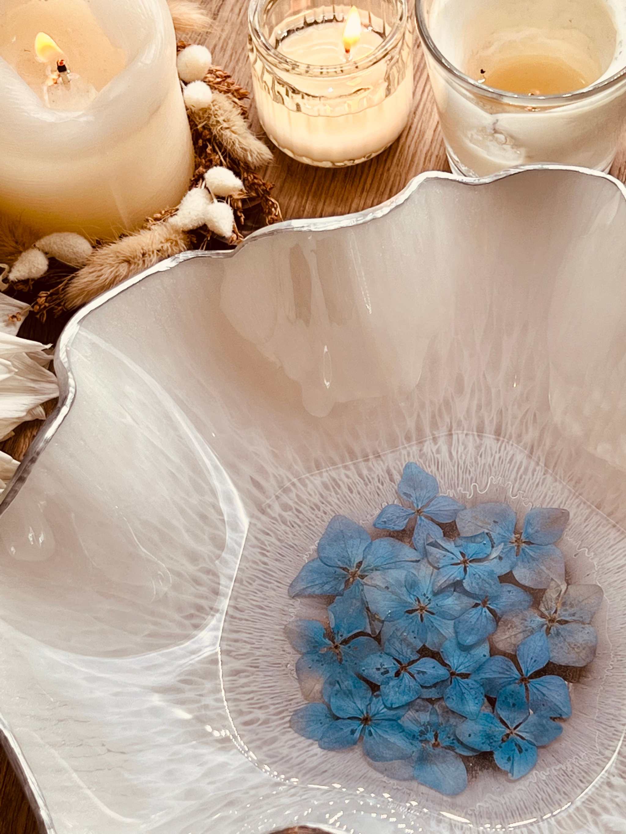 Handgemachte weiße Resin Schale mit silbernem Rand und getrockneten blauen Hortensien als Dekoration