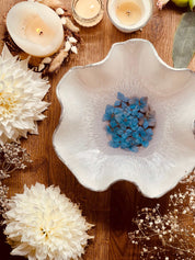 Handgemachte Schale aus Resin in Weiss mit silbernen Details und blauen Hortensien als Dekoration