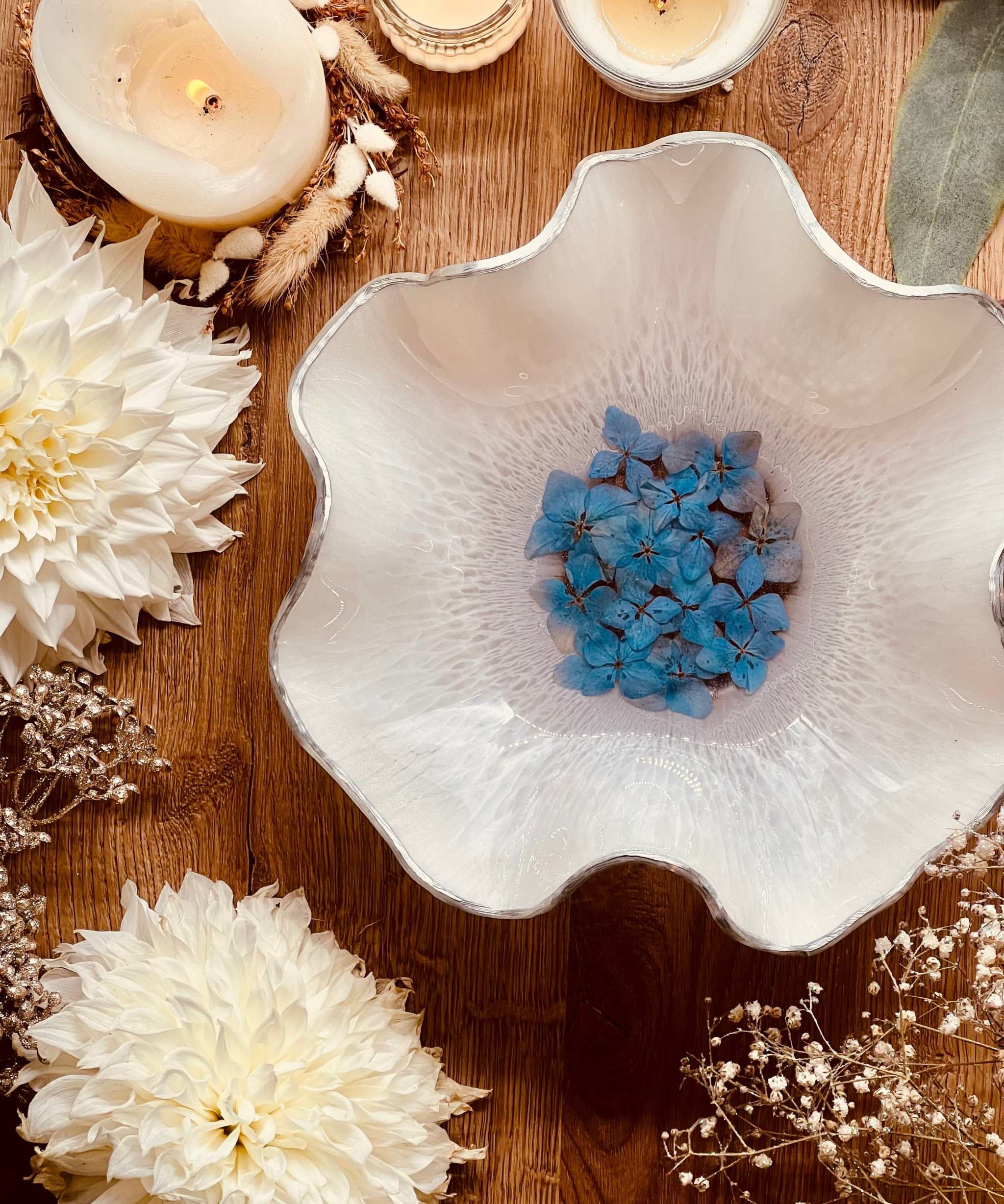 Handgemachte Schale aus Resin in Weiss mit silbernen Details und blauen Hortensien als Dekoration