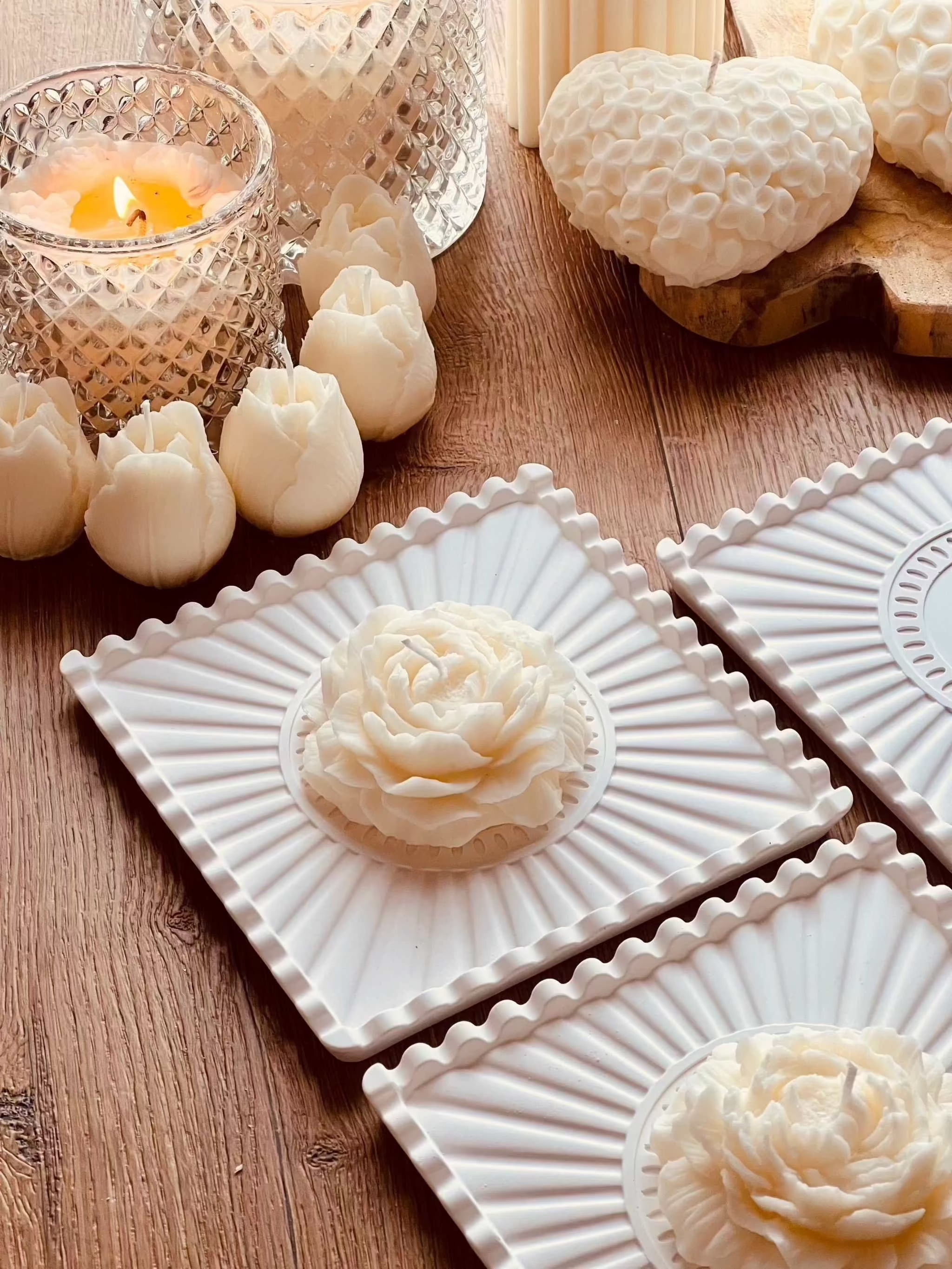 Handcrafted Gießkeramik tablett with modern lines and romantic design, surrounded by decorative candles.Handgemachtes Giesskeramik Tablett The Lines Weisse Deko