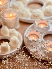 Handcrafted Gießkeramik candle trays with modern groove design and candles.Handgemachtes Giesskeramik Tablett Weisse Deko Linienoptik