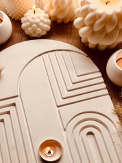Gießkeramik Tablett mit modernem Linienmuster, ideal für stilvolle Dekoration und Geschenke.Handgemachtes Giesskeramik Tablett Weisse Deko mit Struktur