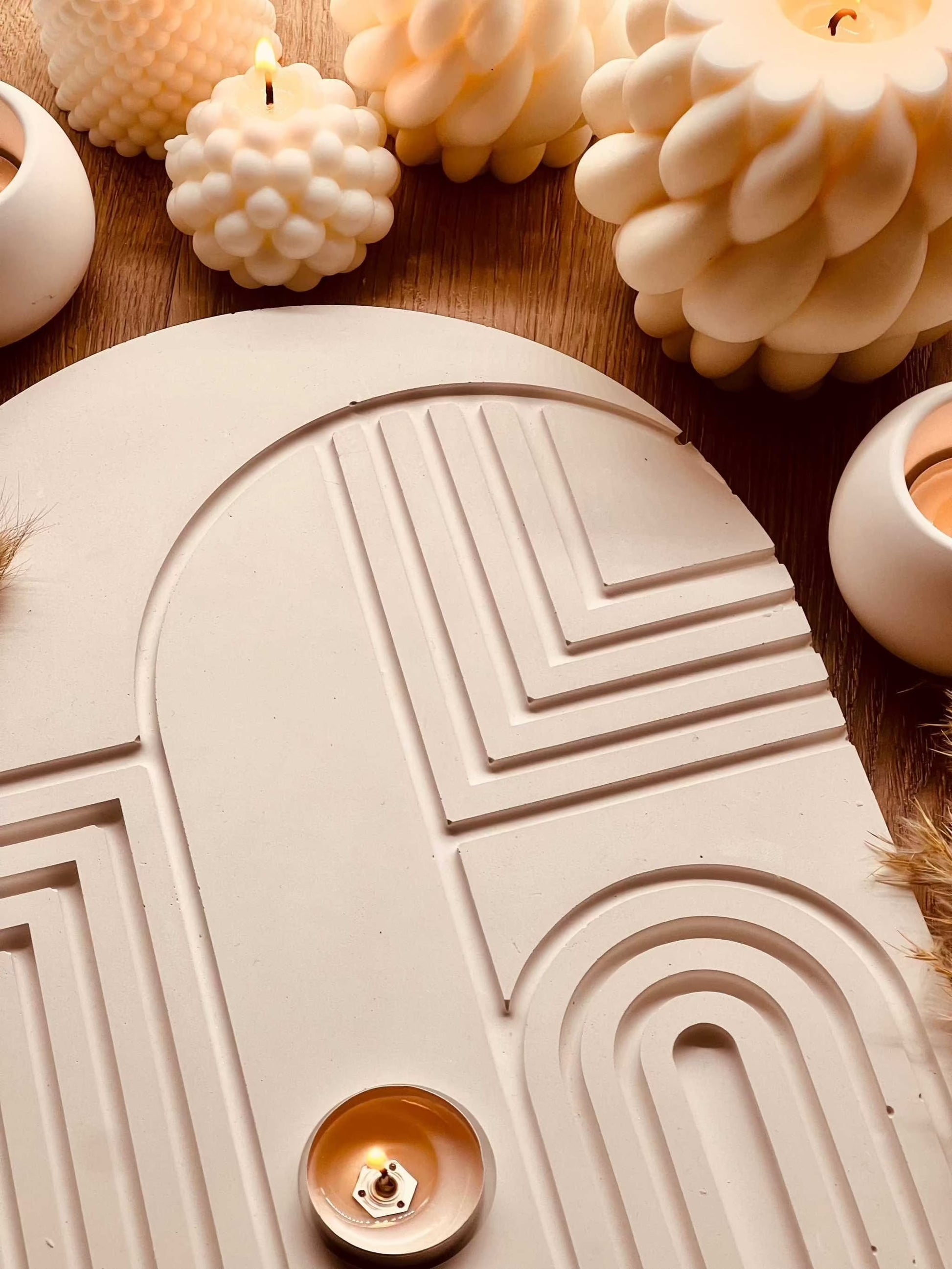 Gießkeramik Tablett mit modernem Linienmuster, ideal für stilvolle Dekoration und Geschenke.Handgemachtes Giesskeramik Tablett Weisse Deko mit Struktur
