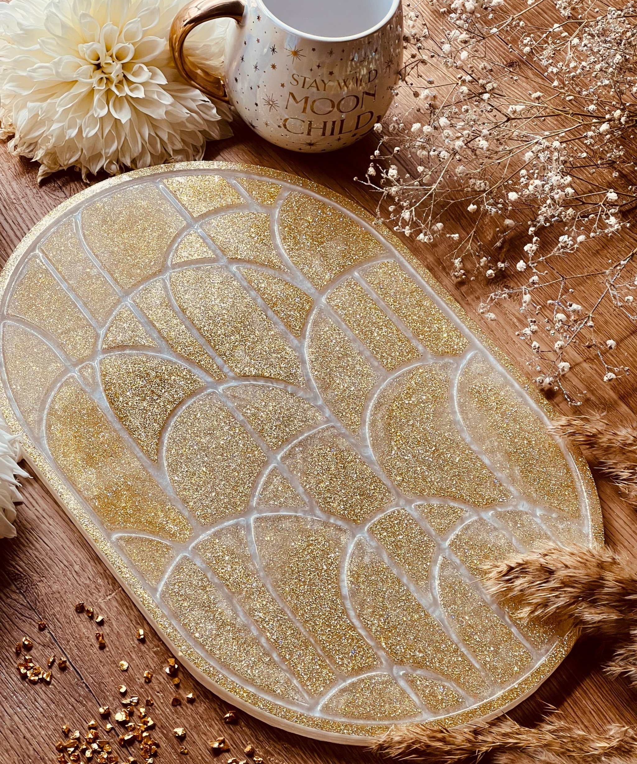 Handgemachtes Tablett aus Resin in Gold und Weiß mit Glitzerelementen, 38x26 cm, dekoratives Unikat