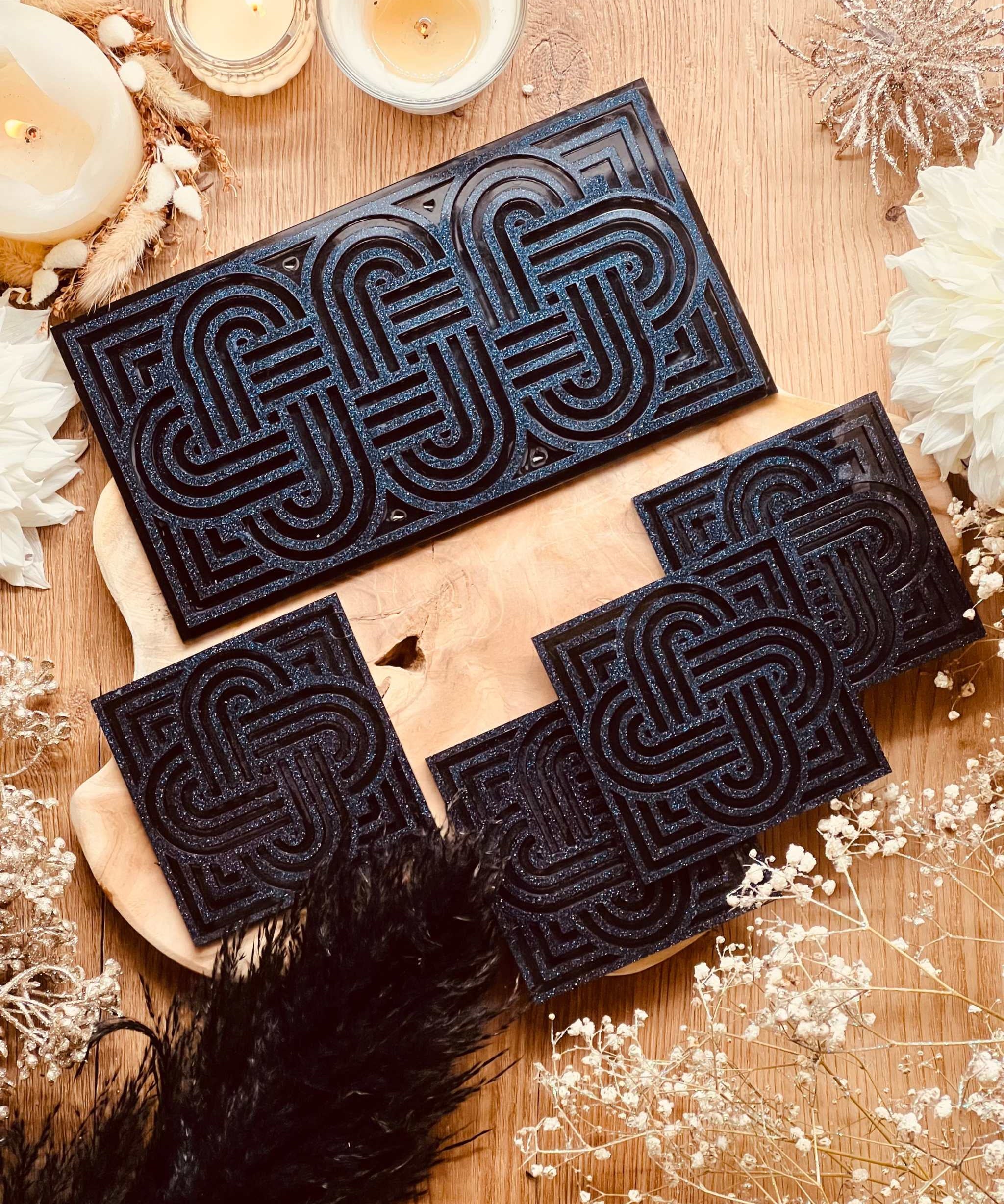 Handgefertigtes dunkelblaues Resin Tablett und 4 Untersetzer mit Glitzer im Knot Design als einzigartiges Deko-Set