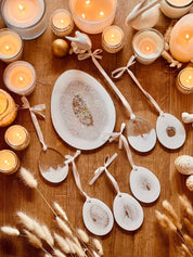 Detailaufnahme der Ostereier Anhänger mit schimmernder Silberverzierung und holographischer Oberfläche – stilvolle Oster Deko.