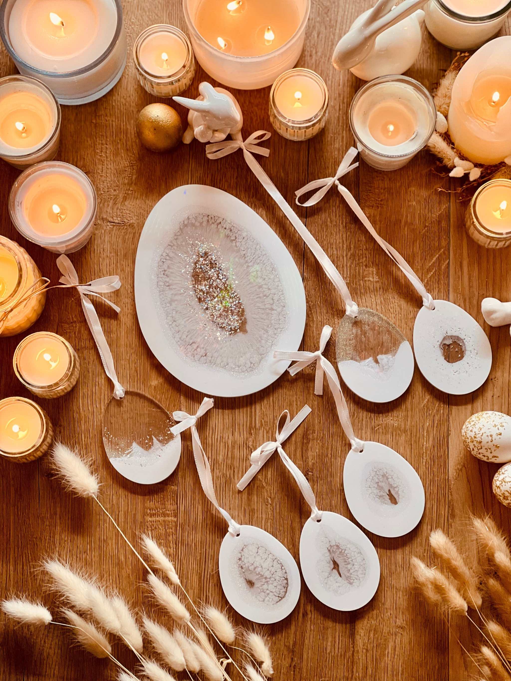 Detailaufnahme der Ostereier Anhänger mit schimmernder Silberverzierung und holographischer Oberfläche – stilvolle Oster Deko.