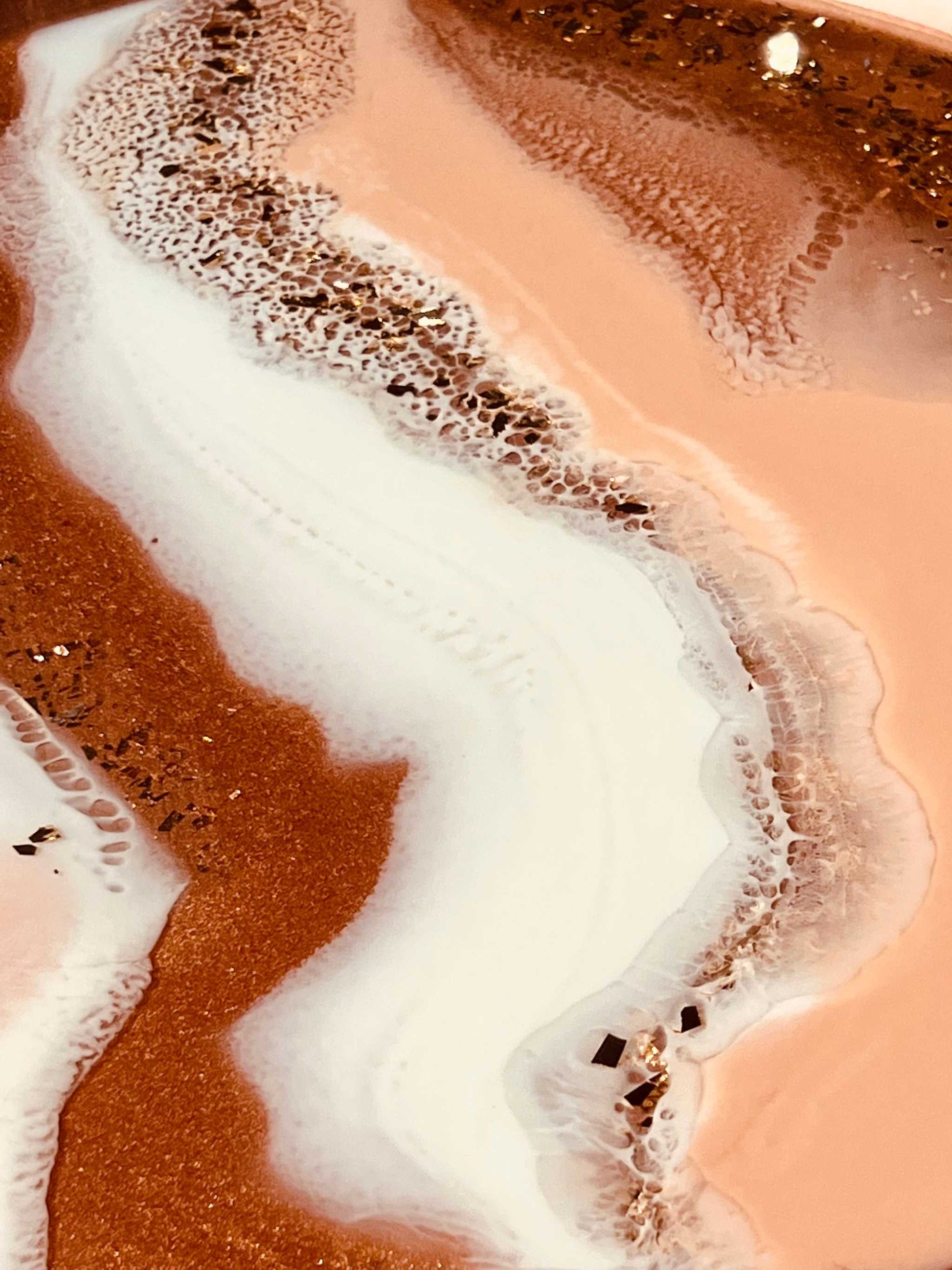 Hochwertiger Epoxidharz Couchtisch mit kupfer-weißer Oberfläche, handgefertigt aus Resin, ein dekorativer und funktionaler Akzent.