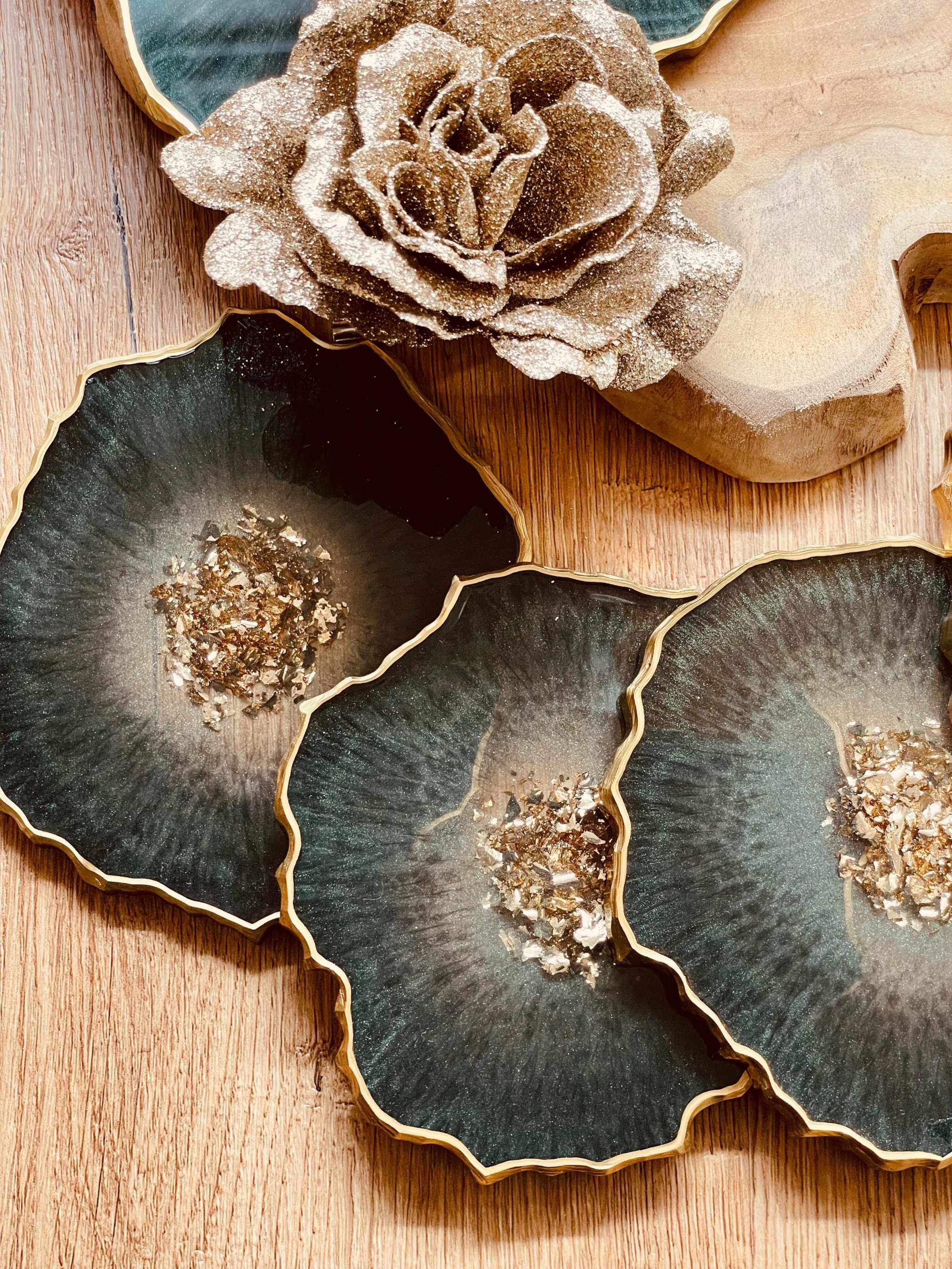 Handgemachte Untersetzer aus Resin in dunklem Grün mit goldenen Highlights, individuell und einzigartig, Durchmesser ca. 12 cm.