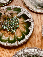 8 handgemachte Untersetzer aus grünem Resin mit silbernen Details, Durchmesser ca. 10 cm