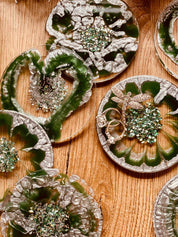 8 Untersetzer aus Resin in Grün mit silbernen Details auf Holztisch, handgemacht, Durchmesser ca. 10cm
