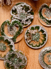 8 grüne Resin Untersetzer mit silbernen Details handgemacht im 8-teiligen Set