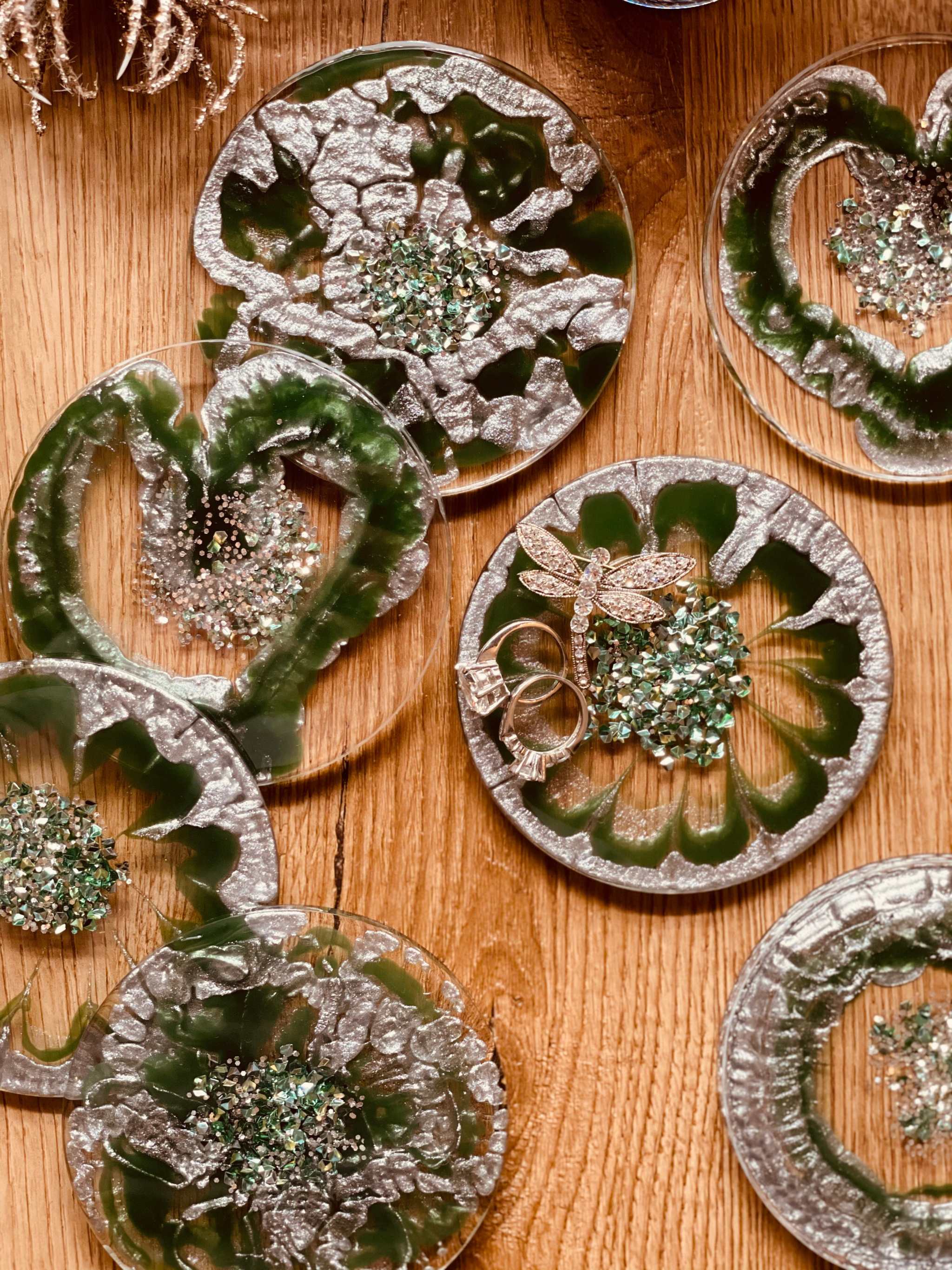 8 grüne Resin Untersetzer mit silbernen Details handgemacht im 8-teiligen Set