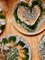 8 Untersetzer aus Resin in Grün mit silbernen Details handgemacht und einzigartig auf Holzoberfläche