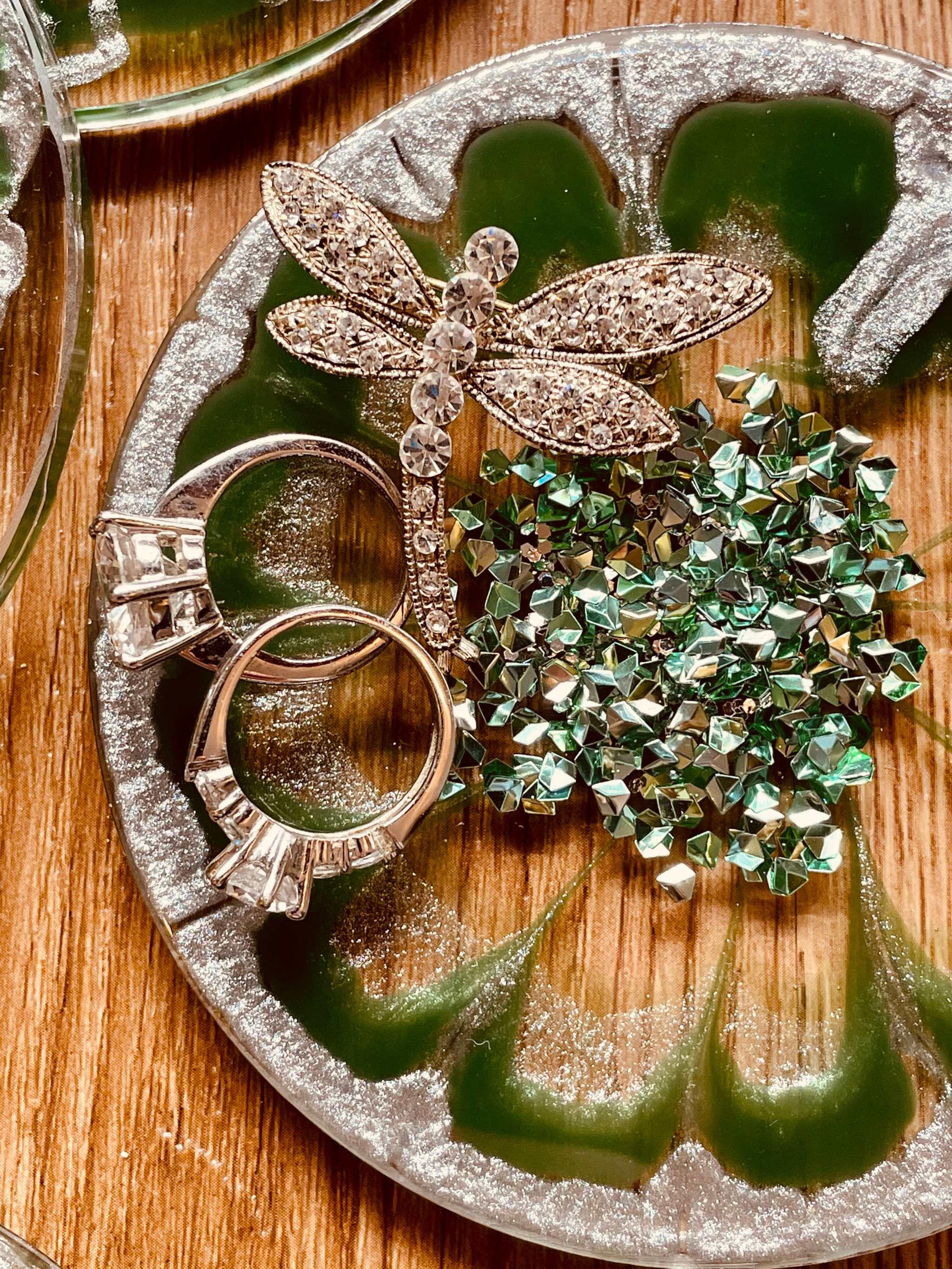 8 Untersetzer aus Resin grün mit silbernen Details handgemacht langlebig dekorativ rund 10cm Durchmesser