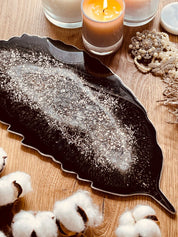 Schwarzes Feder Tablett aus handgemachtem Resin mit silbernen Details auf Holztisch dekoriert