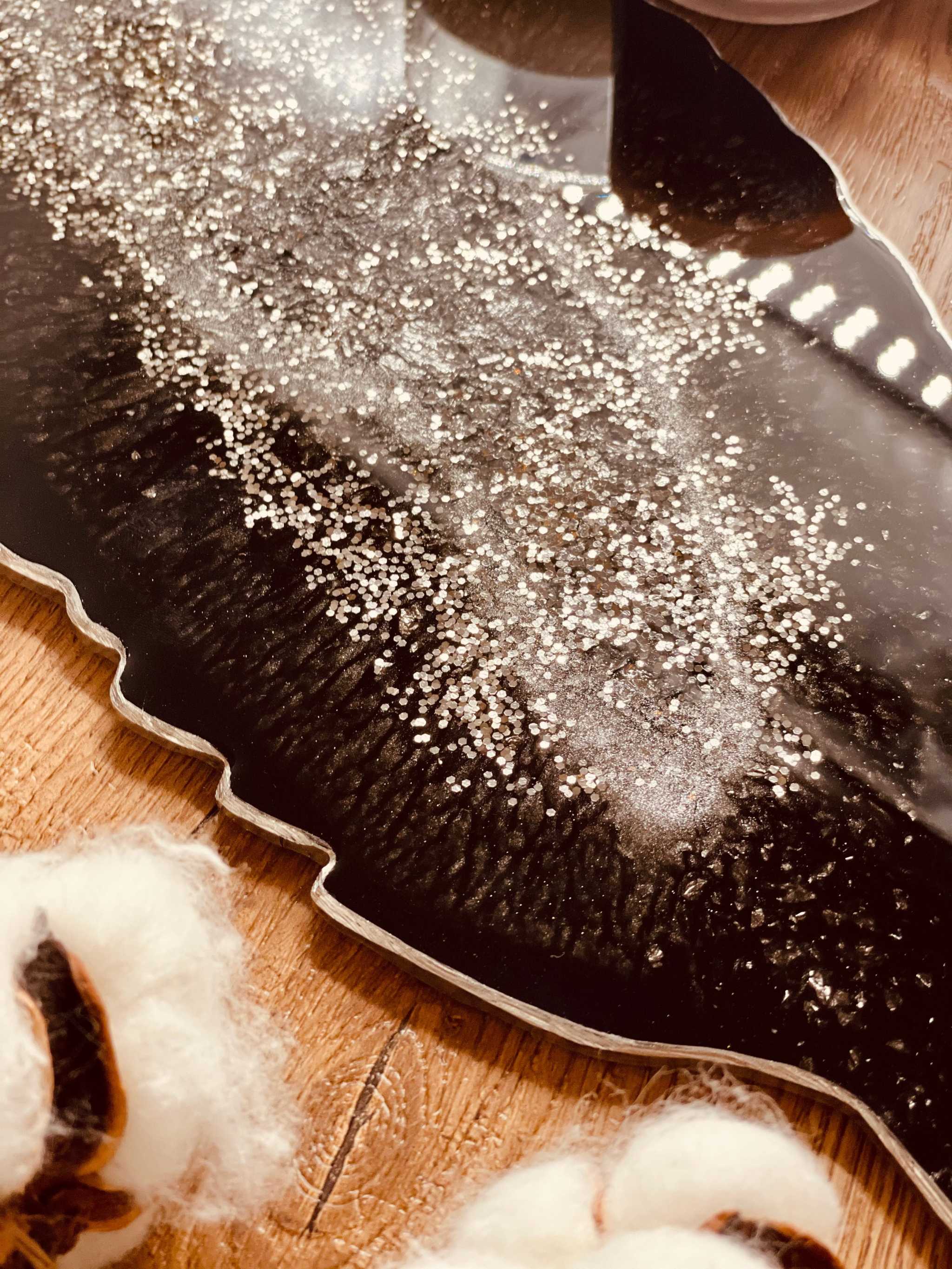 Feder Tablett aus handgemachtem schwarzem Resin mit silbernen Details und glitzernder Oberfläche, 35x17cm groß