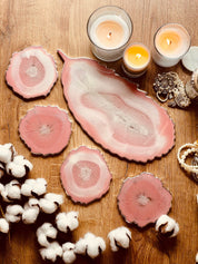 Handgemachtes rosa Tablett und 4 Untersetzer aus Resin mit silbernem Feder Design auf Holztisch