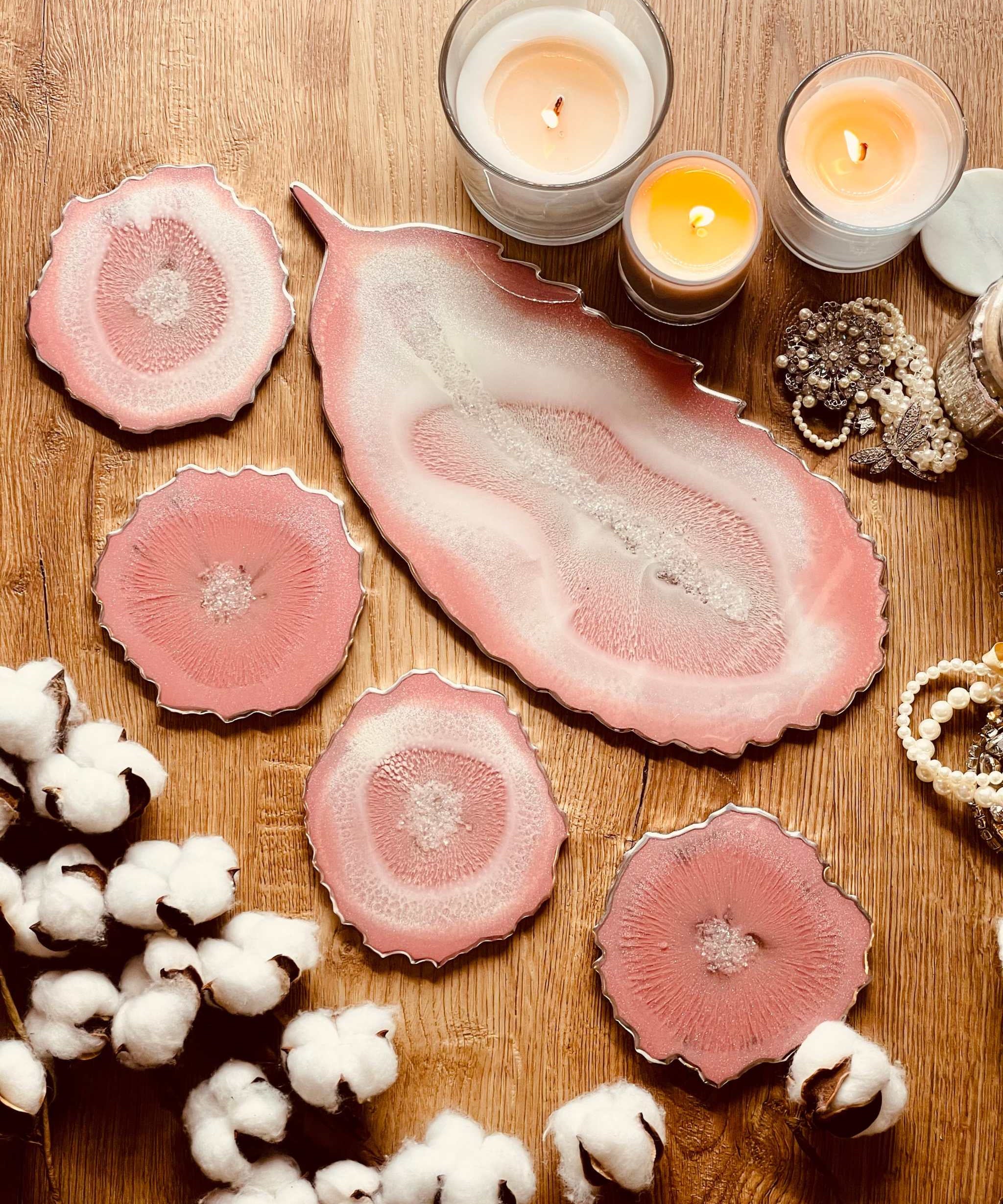 Handgemachtes rosa Tablett und 4 Untersetzer aus Resin mit silbernem Feder Design auf Holztisch