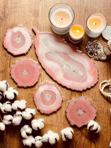 Tablett und 4 Untersetzer aus Resin in Rosa mit Silber im Feder Design
