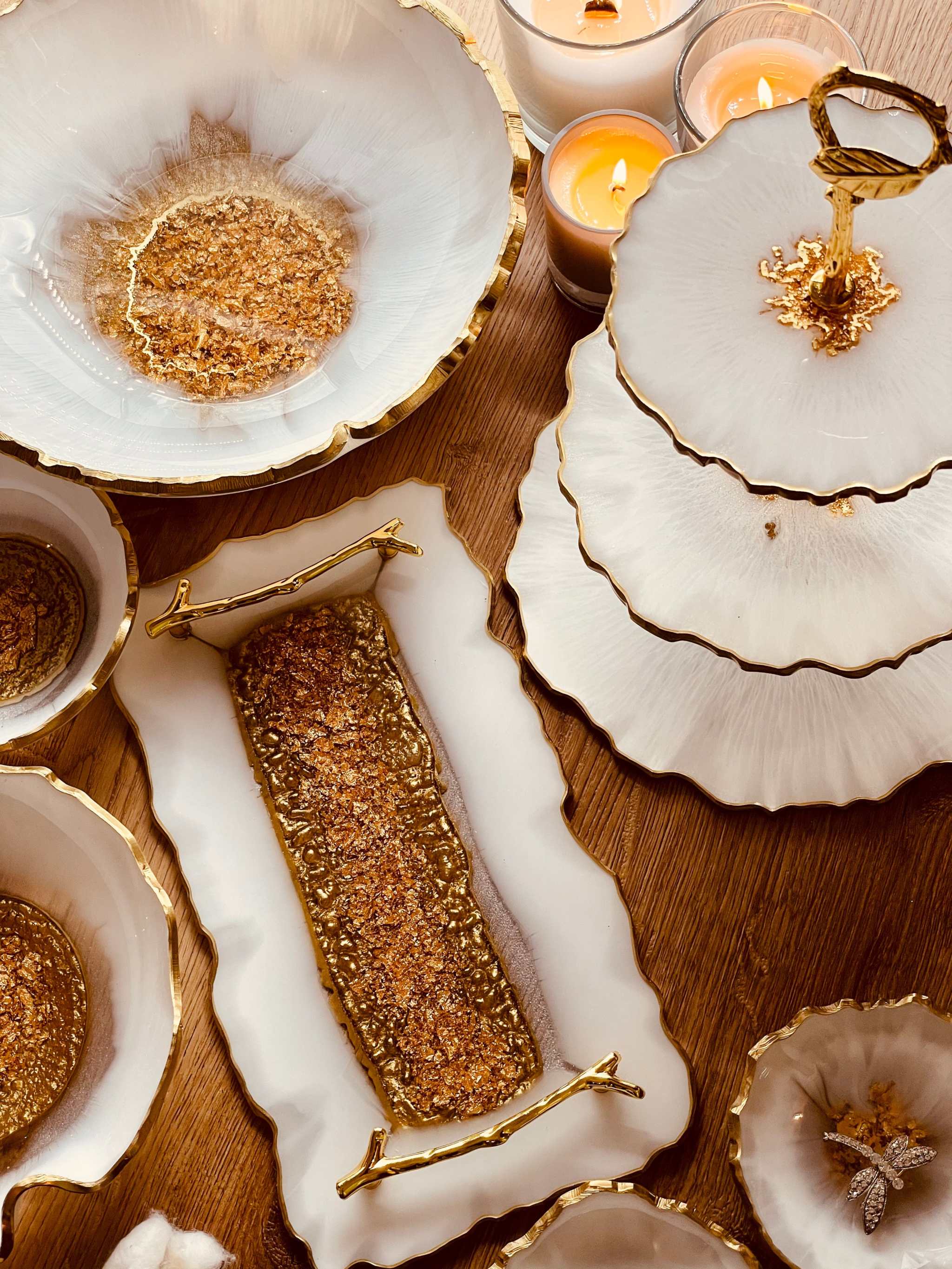 Handgemachte Deko Sets aus Resin mit goldenen Akzenten, individuell und einzigartig, ideal für Wohn- und Esszimmerdekoration.