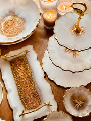 Deko Sets aus Resin in weiß und gold mit Etagere, Schalen und Tablett, handgefertigte individuelle Wohnraumdekoration