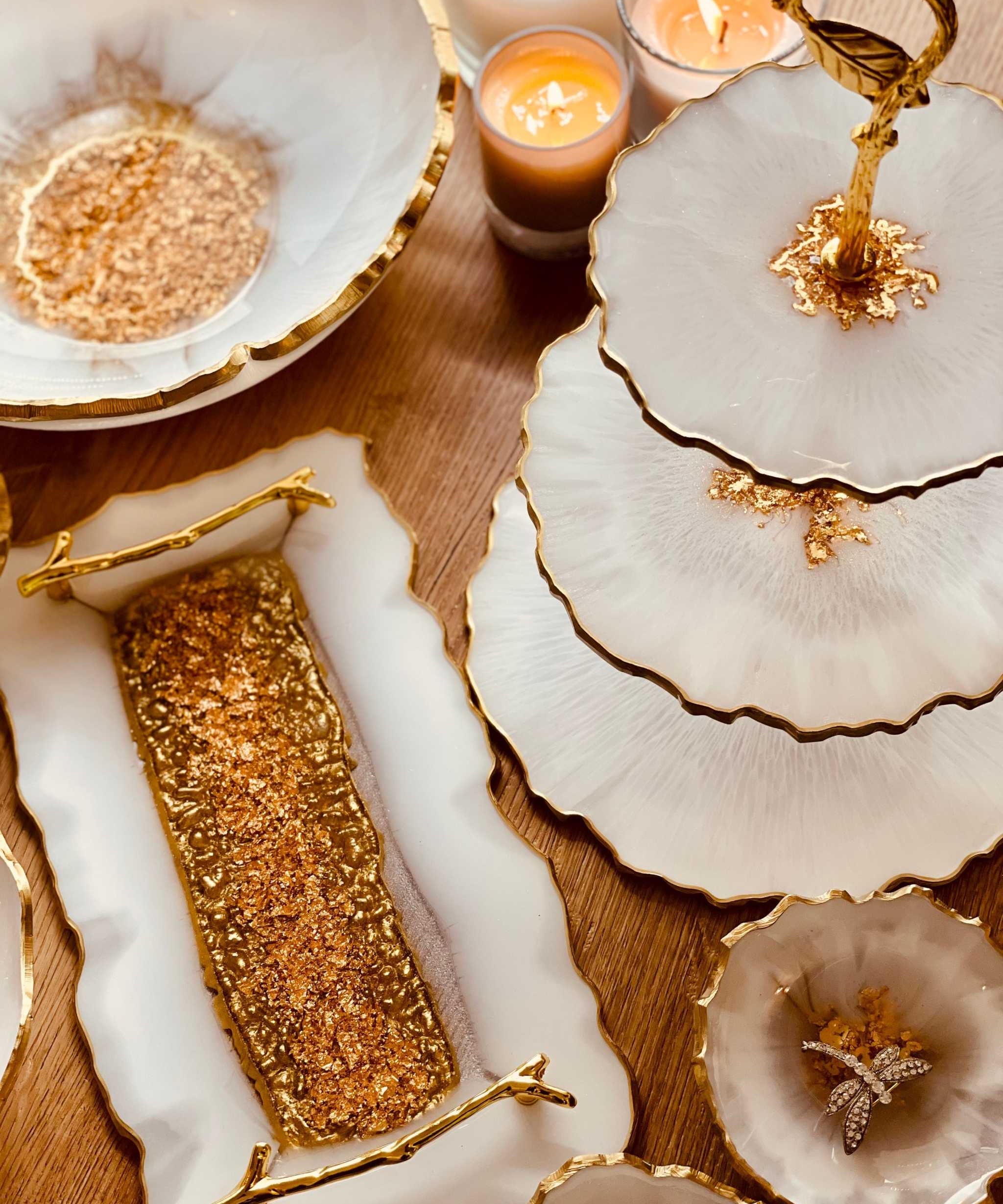 Deko Sets aus Resin in weiß und gold mit Etagere, Schalen und Tablett, handgefertigte individuelle Wohnraumdekoration