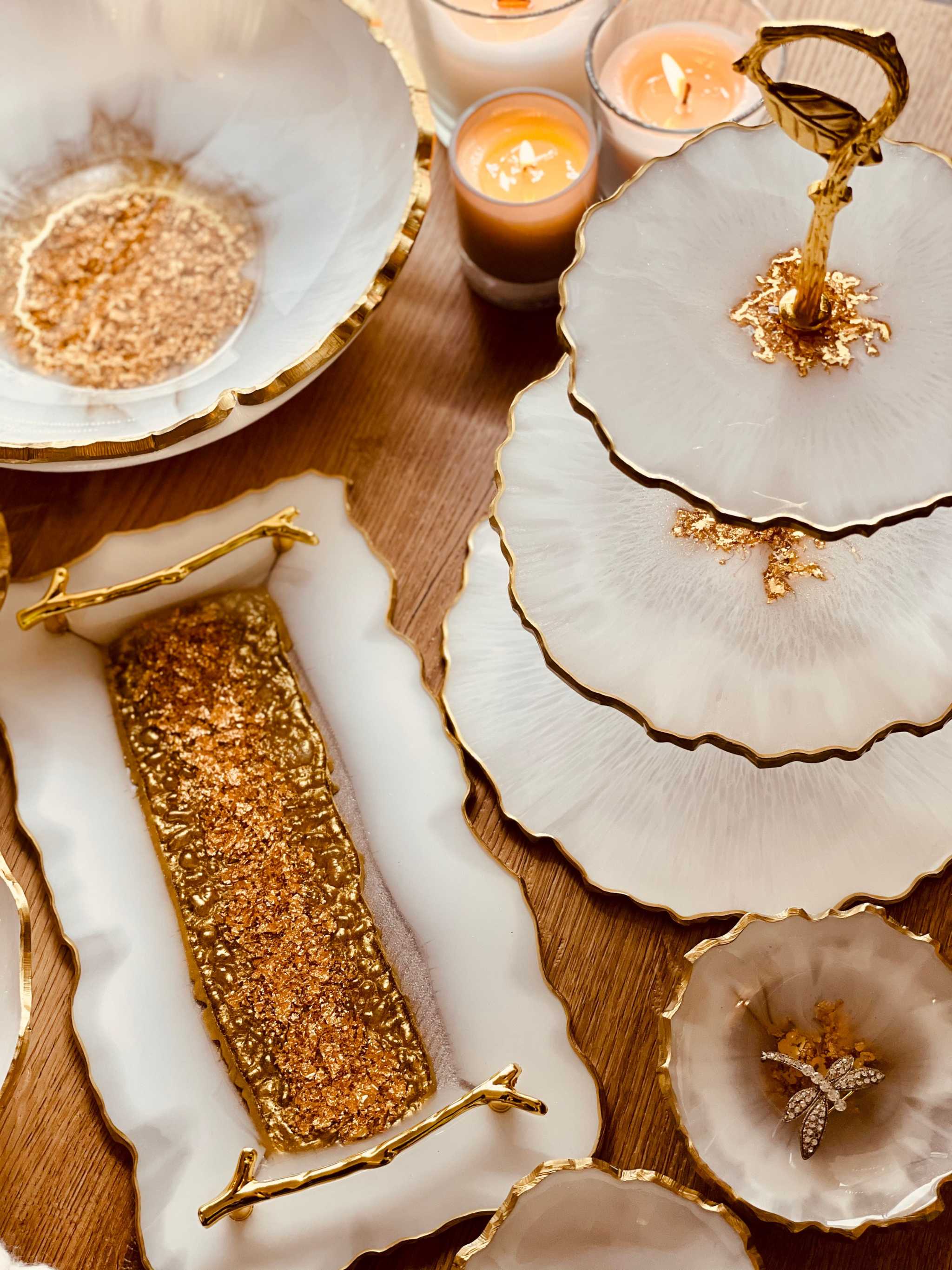Deko Sets aus Resin in weiß und gold mit Etagere, Schalen und Tablett, handgefertigte individuelle Wohnraumdekoration