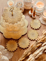 Handgefertigte Mandala Etagere aus Resin mit vier passenden Untersetzer, goldfarben und dekorativ, individuell gestaltet.