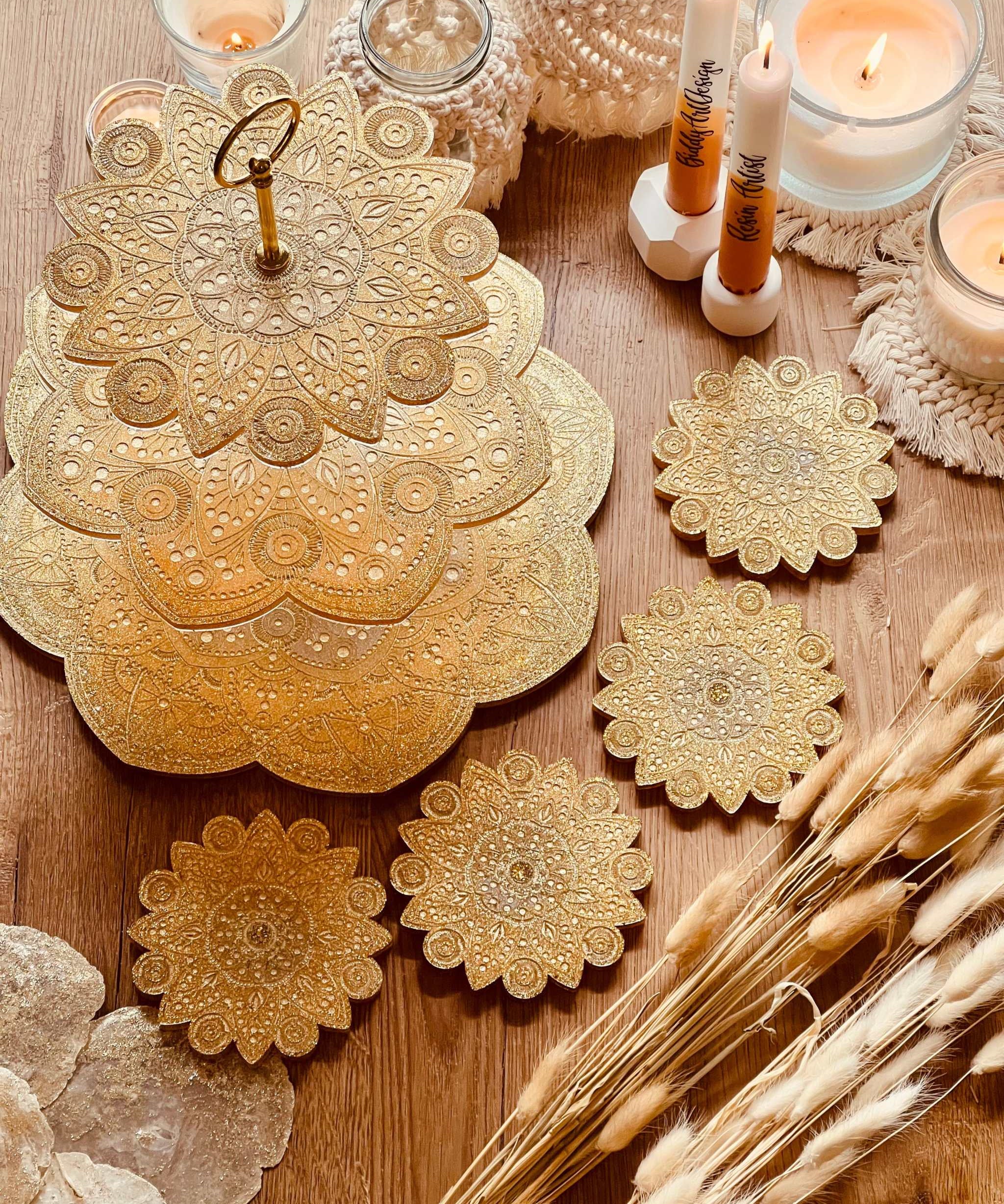 Handgefertigte Mandala Etagere aus Resin mit vier passenden Untersetzer, goldfarben und dekorativ, individuell gestaltet.