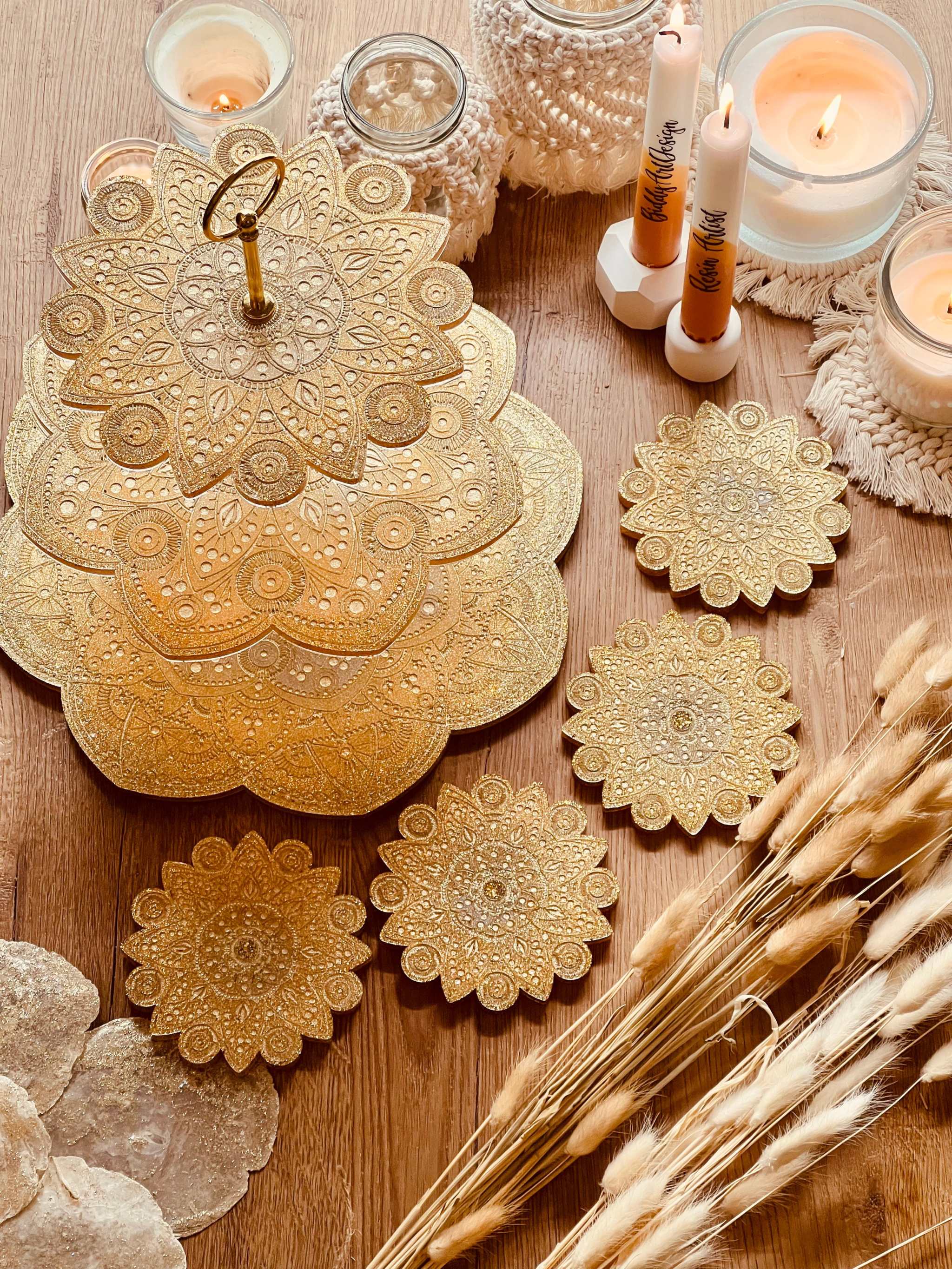 Handgefertigte Mandala Etagere aus Resin mit vier passenden Untersetzer, goldfarben und dekorativ, individuell gestaltet.