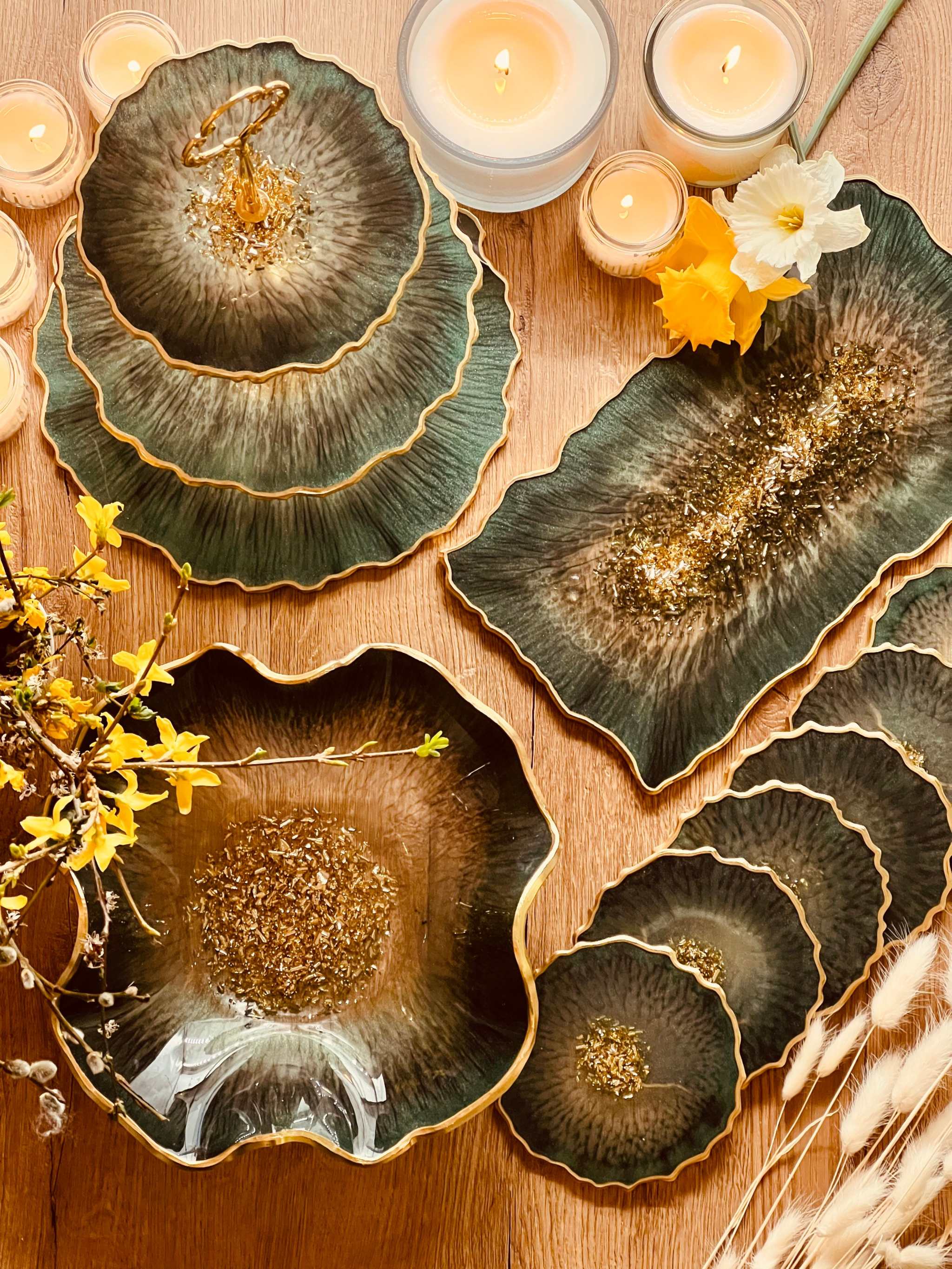 handgemachte individuelle Deko Sets aus Resin mit goldenen Akzenten und unregelmäßigen Formen für Wohn- und Esszimmerdekoration