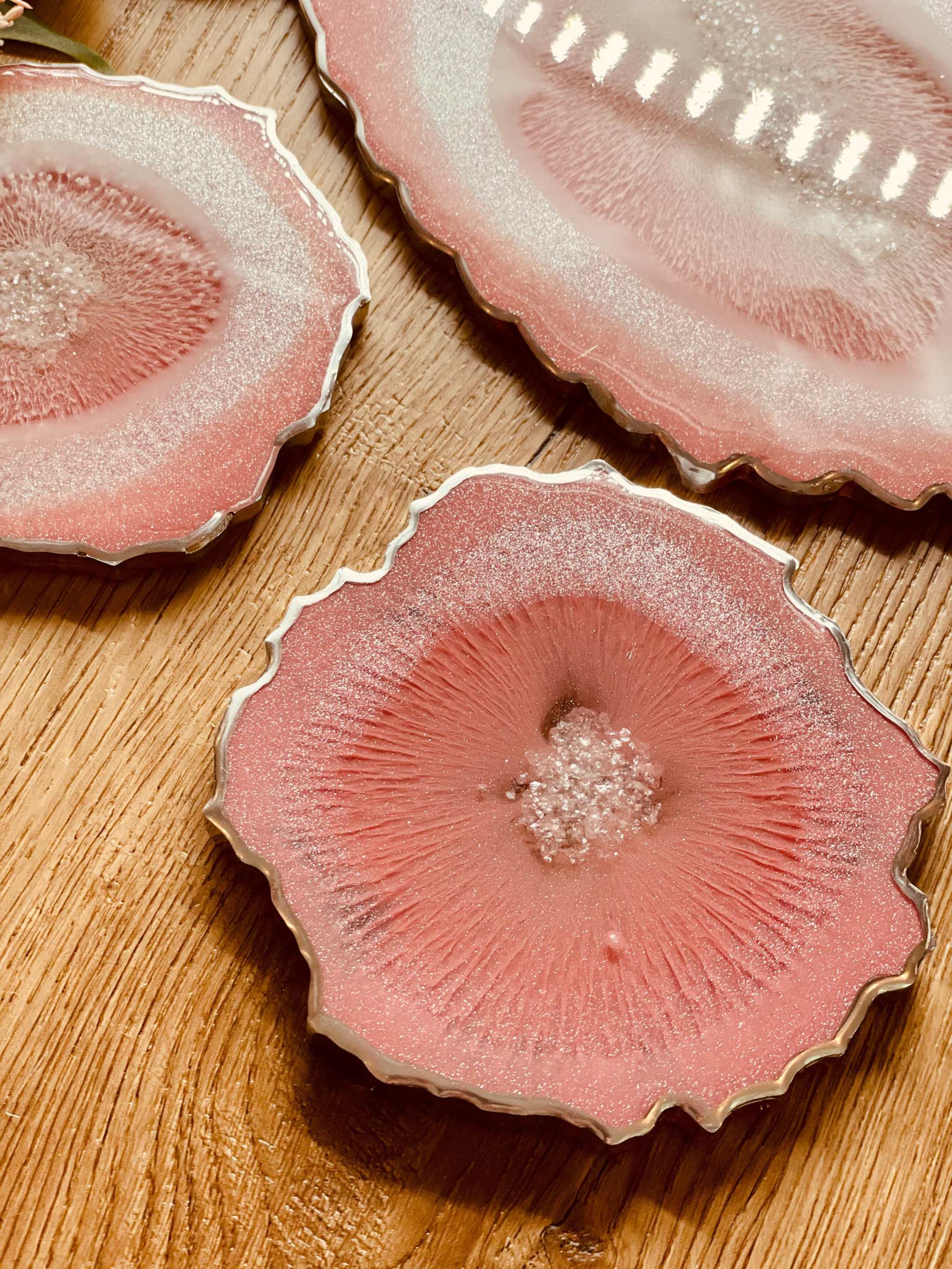 Tablett und 4 Untersetzer aus rosa Resin mit silbernen Federn, handgemacht und einzigartig
