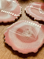 Tablett und 4 Untersetzer aus rosa Resin mit silbernem Federdesign handgemacht