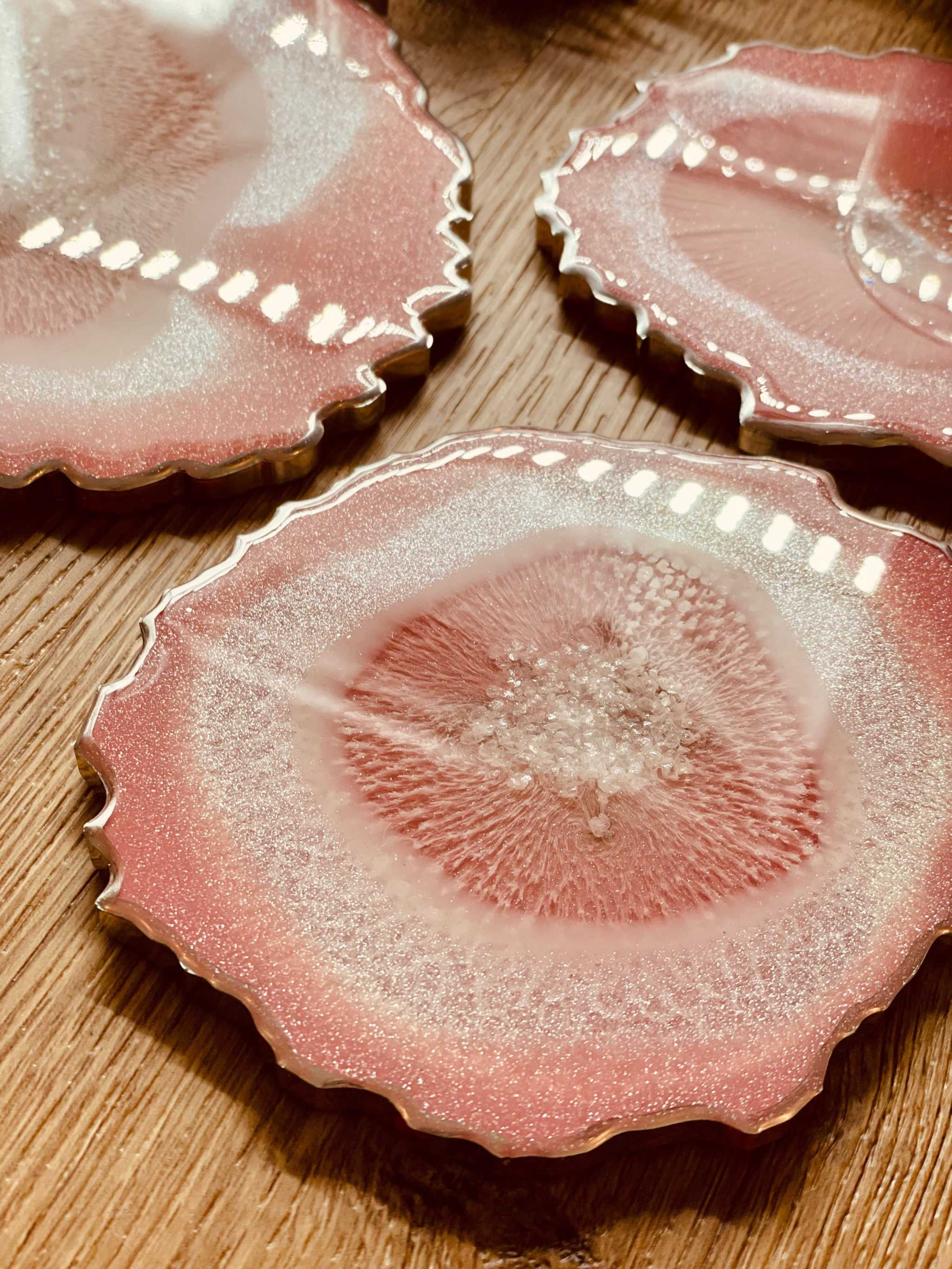 Tablett und 4 Untersetzer aus rosa Resin mit silbernem Federdesign handgemacht
