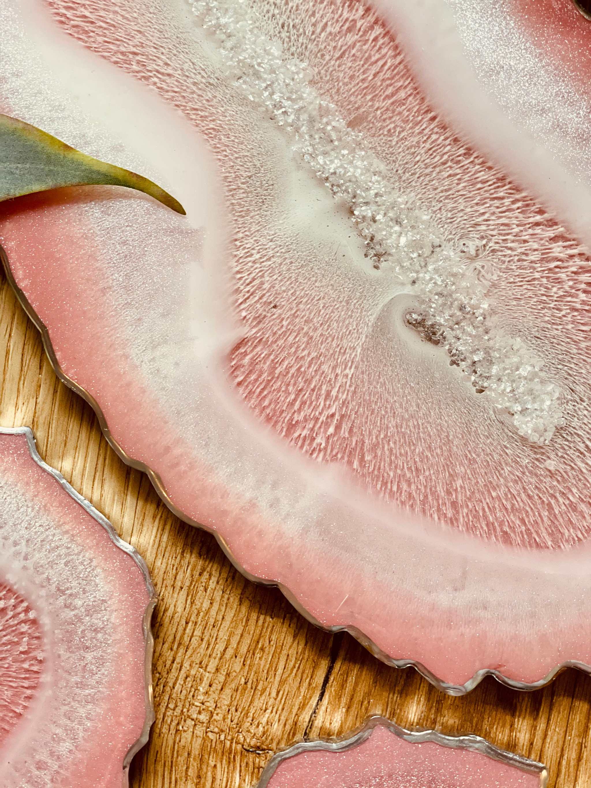 Tablett und 4 Untersetzer aus Resin in Rosa mit silbernen Feder-Details handgemacht