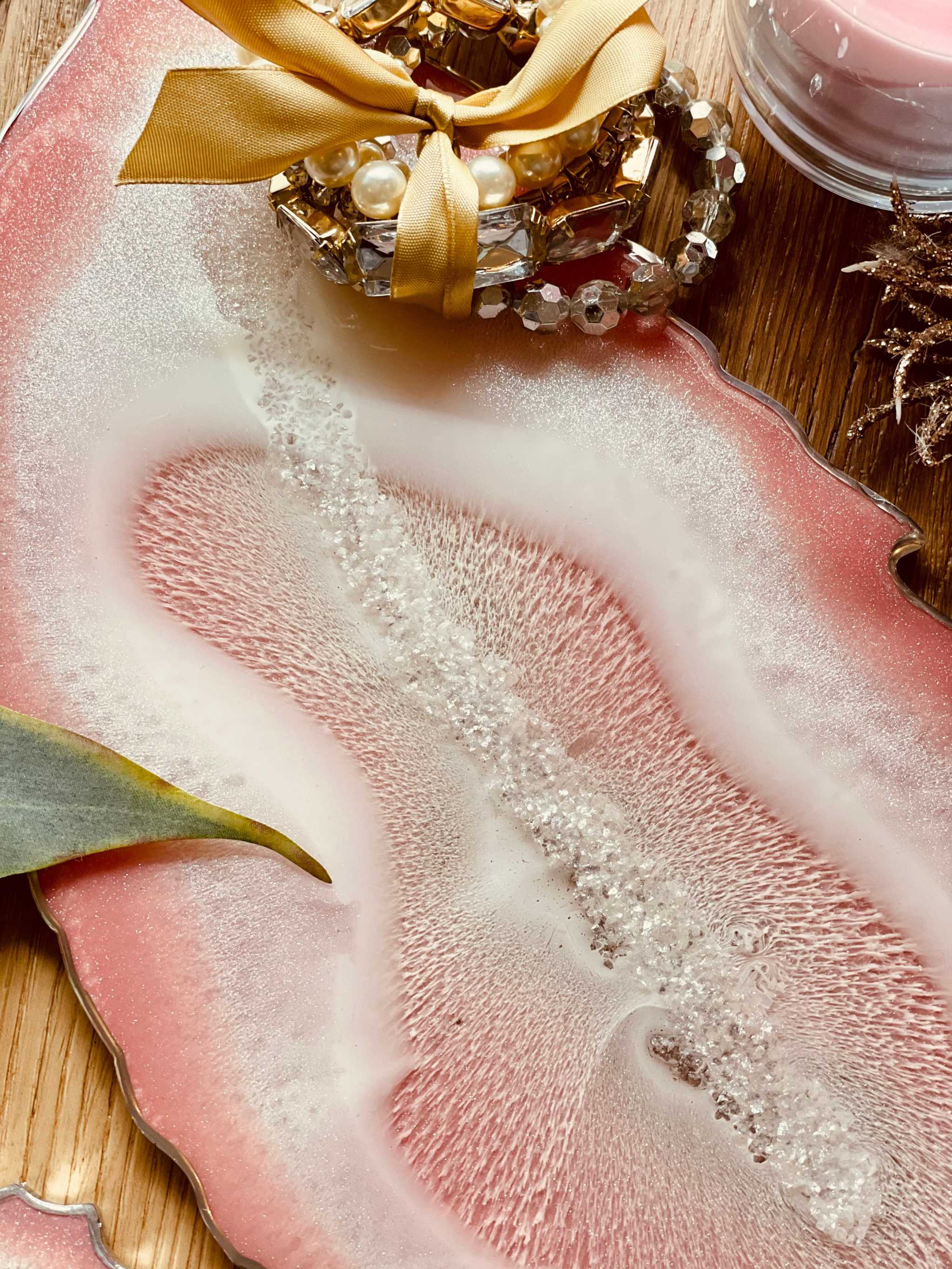Tablett und 4 Untersetzer aus rosa Resin mit silbernem Federdesign, handgemacht und dekorativ