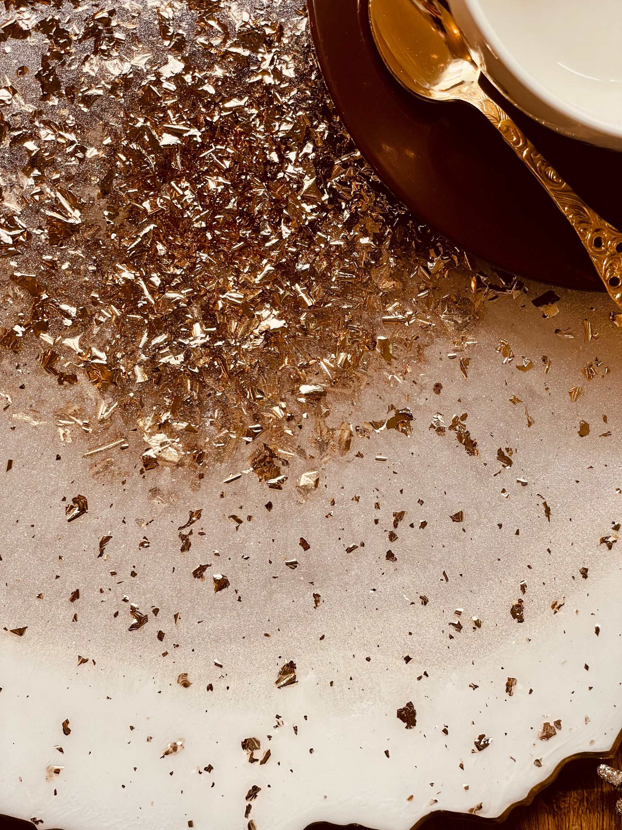 weißes handgemachtes Tablett aus Resin mit goldenen Details und einzigartigem Design