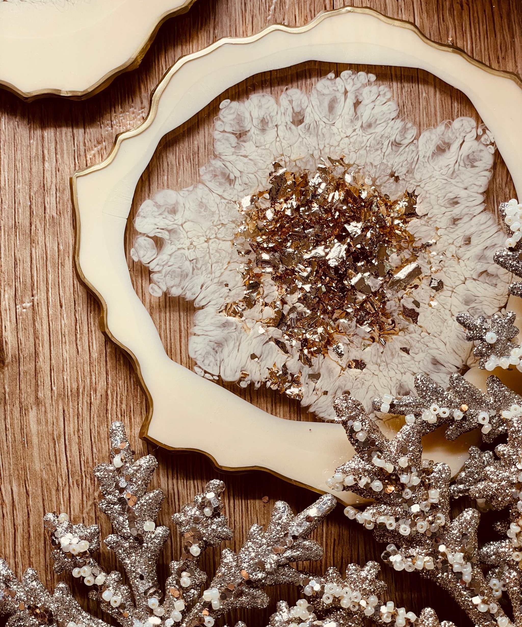 6 Untersetzer aus Resin beige mit goldenen Details handgemacht und einzigartig